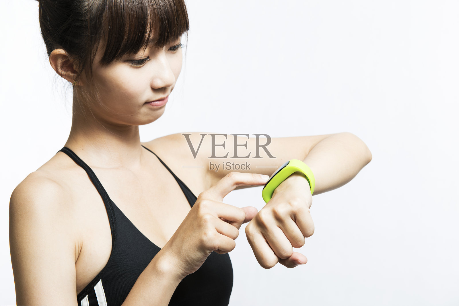 健康运动女性佩戴智能手表设备触摸照片摄影图片