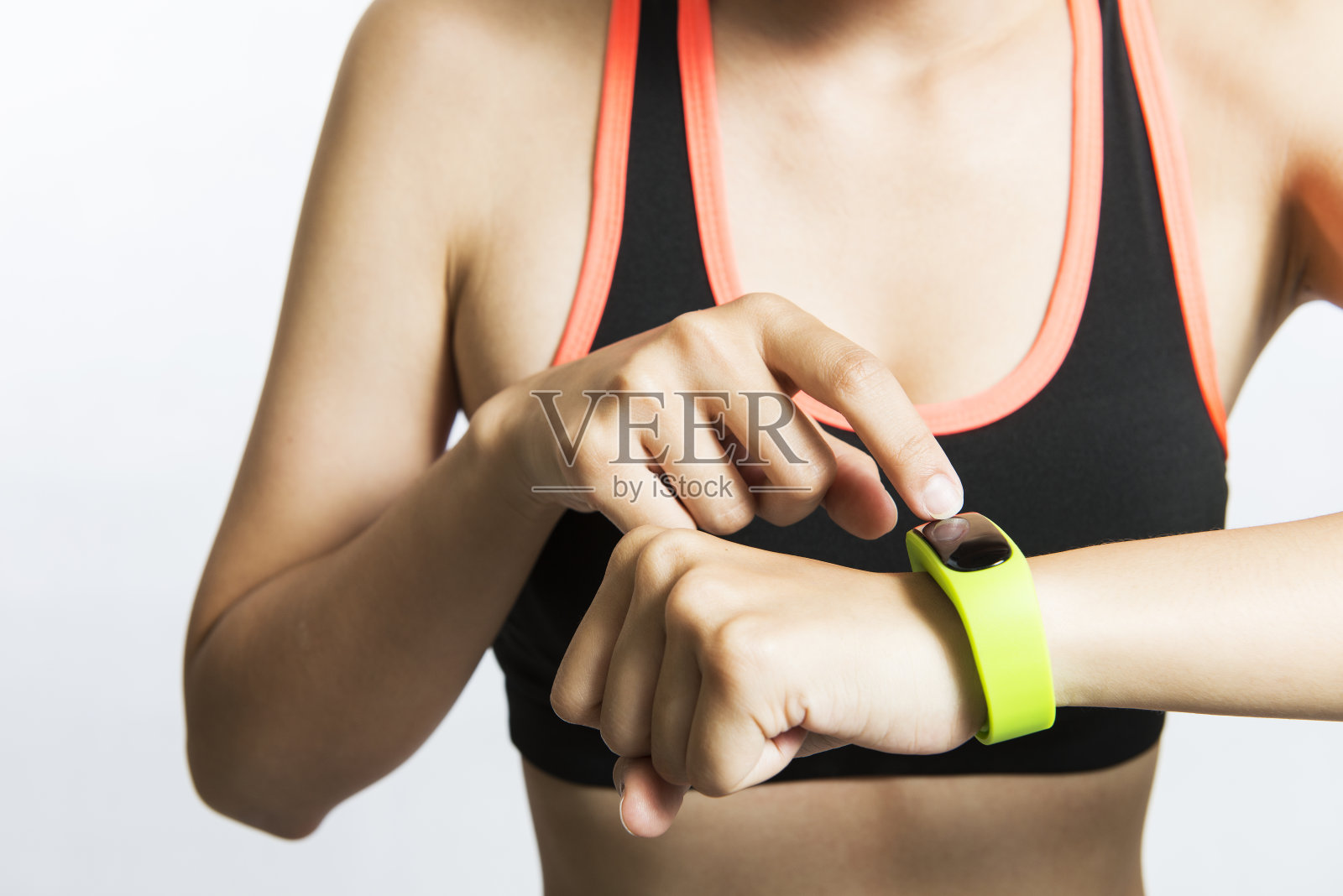 健康运动女性佩戴智能手表设备触摸照片摄影图片