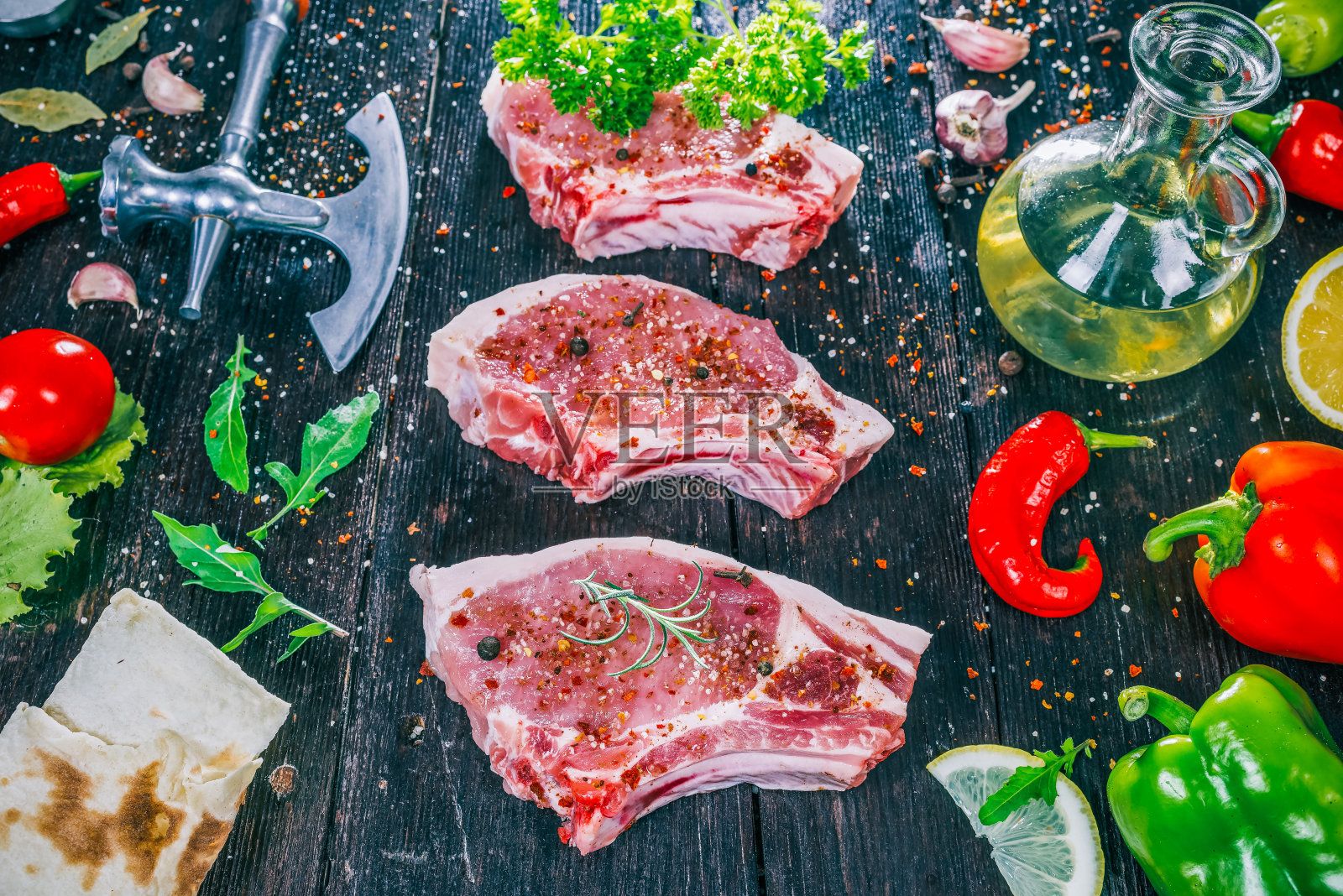 生猪肉牛排照片摄影图片