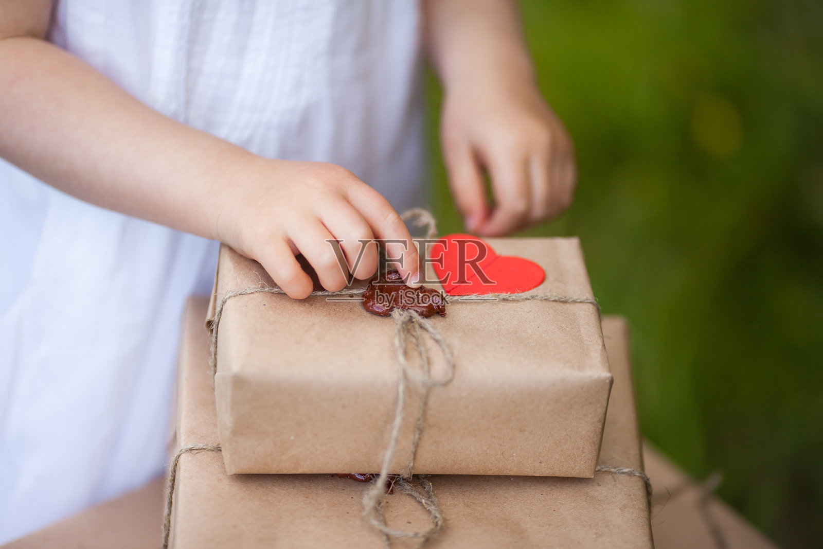 小女孩拿着礼盒，特写。照片摄影图片