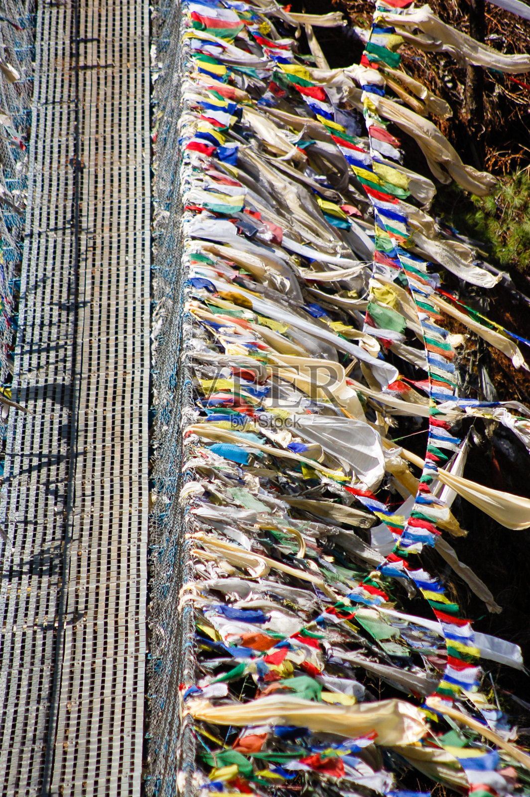 彩旗与绳索桥照片摄影图片