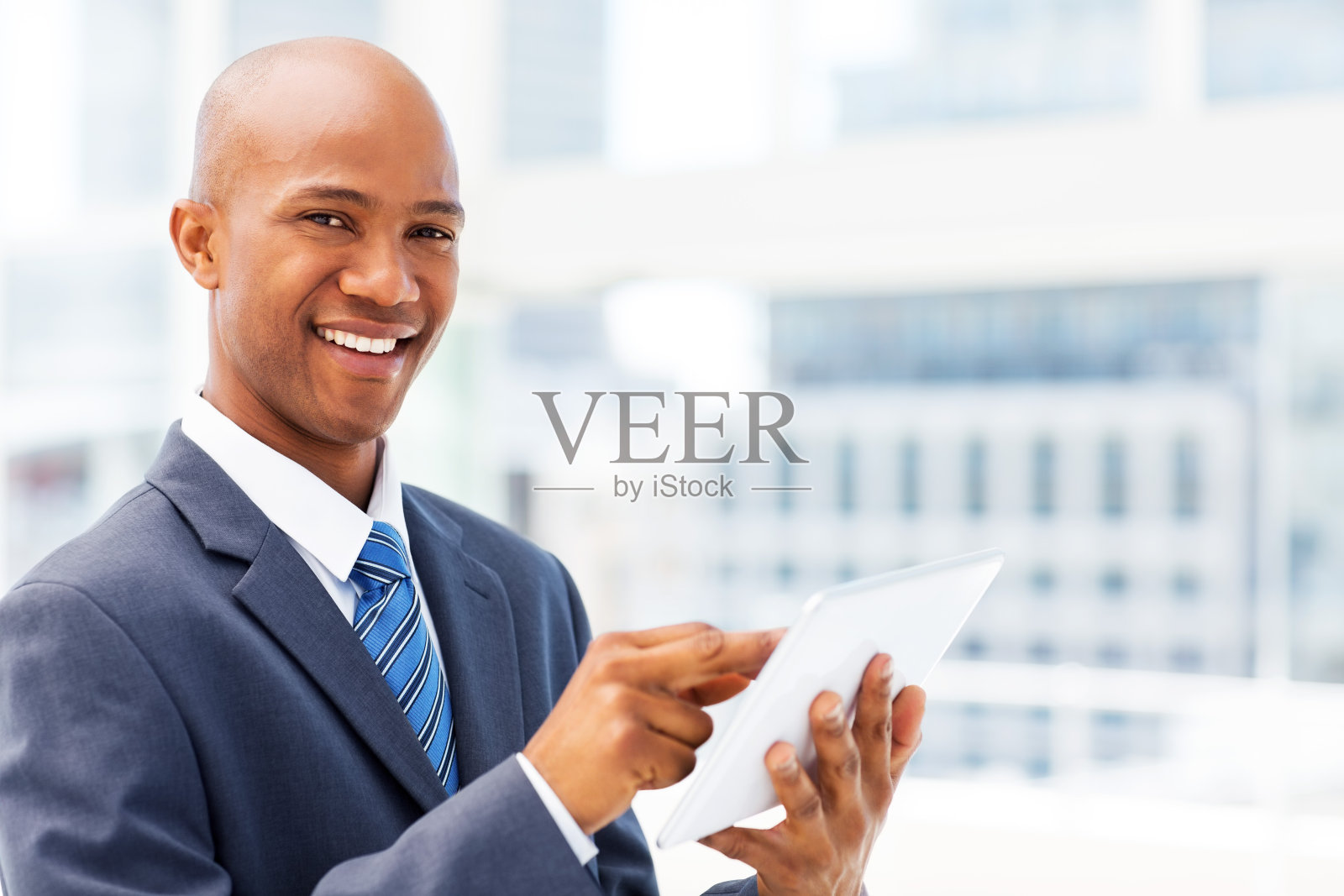 商人使用数码平板电脑照片摄影图片