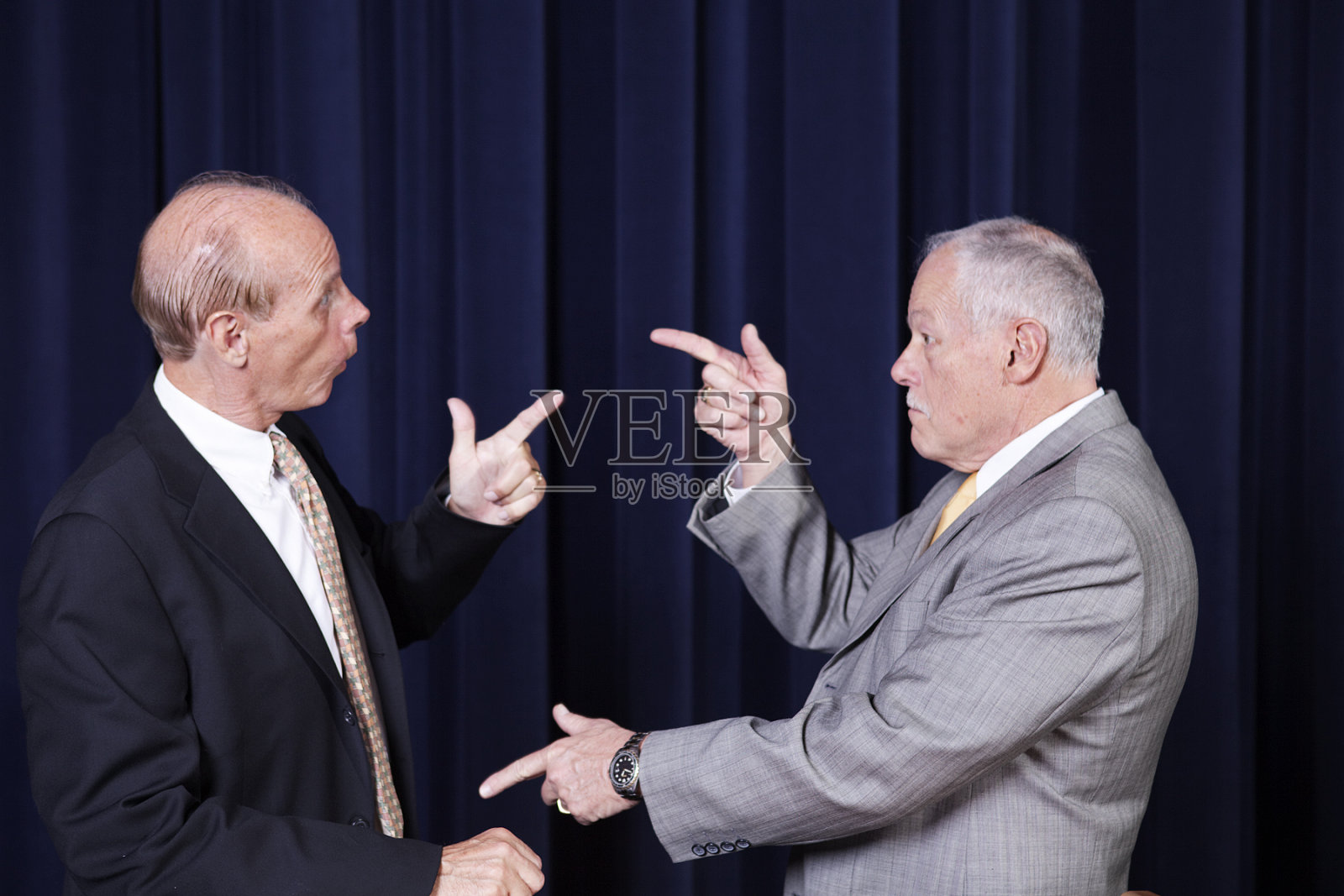 两名男性政治候选人在集会上互相指责照片摄影图片