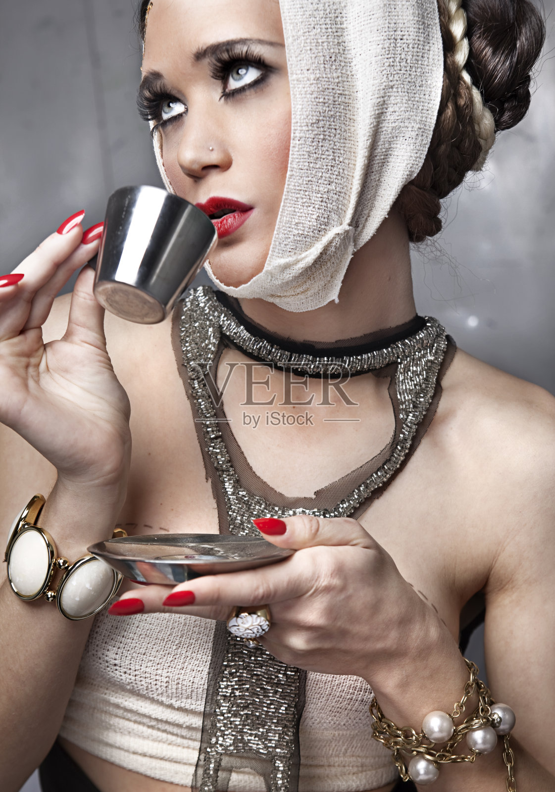 手术后喝茶的女人照片摄影图片