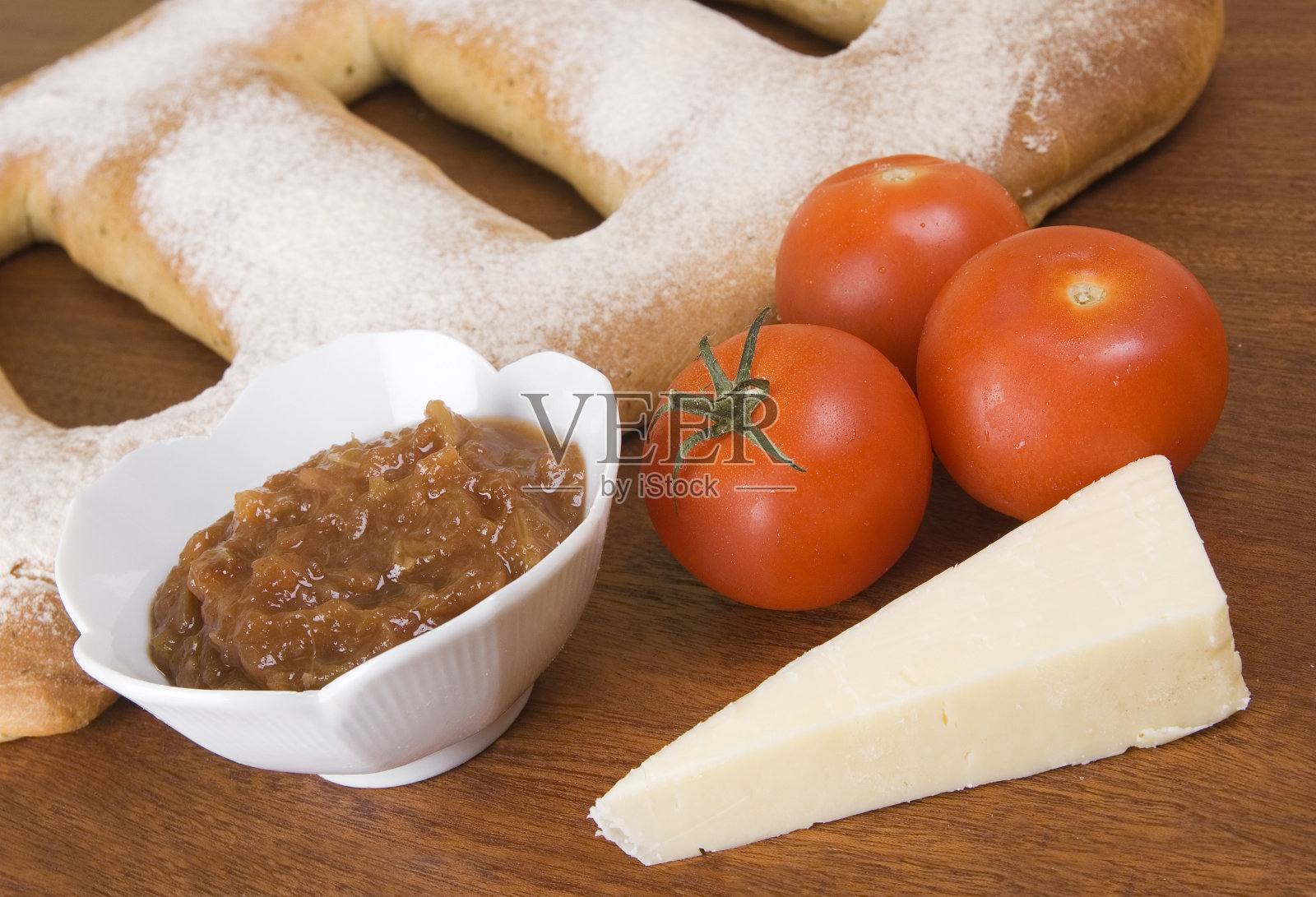 福加斯面包配西红柿，奶酪和酸辣酱照片摄影图片