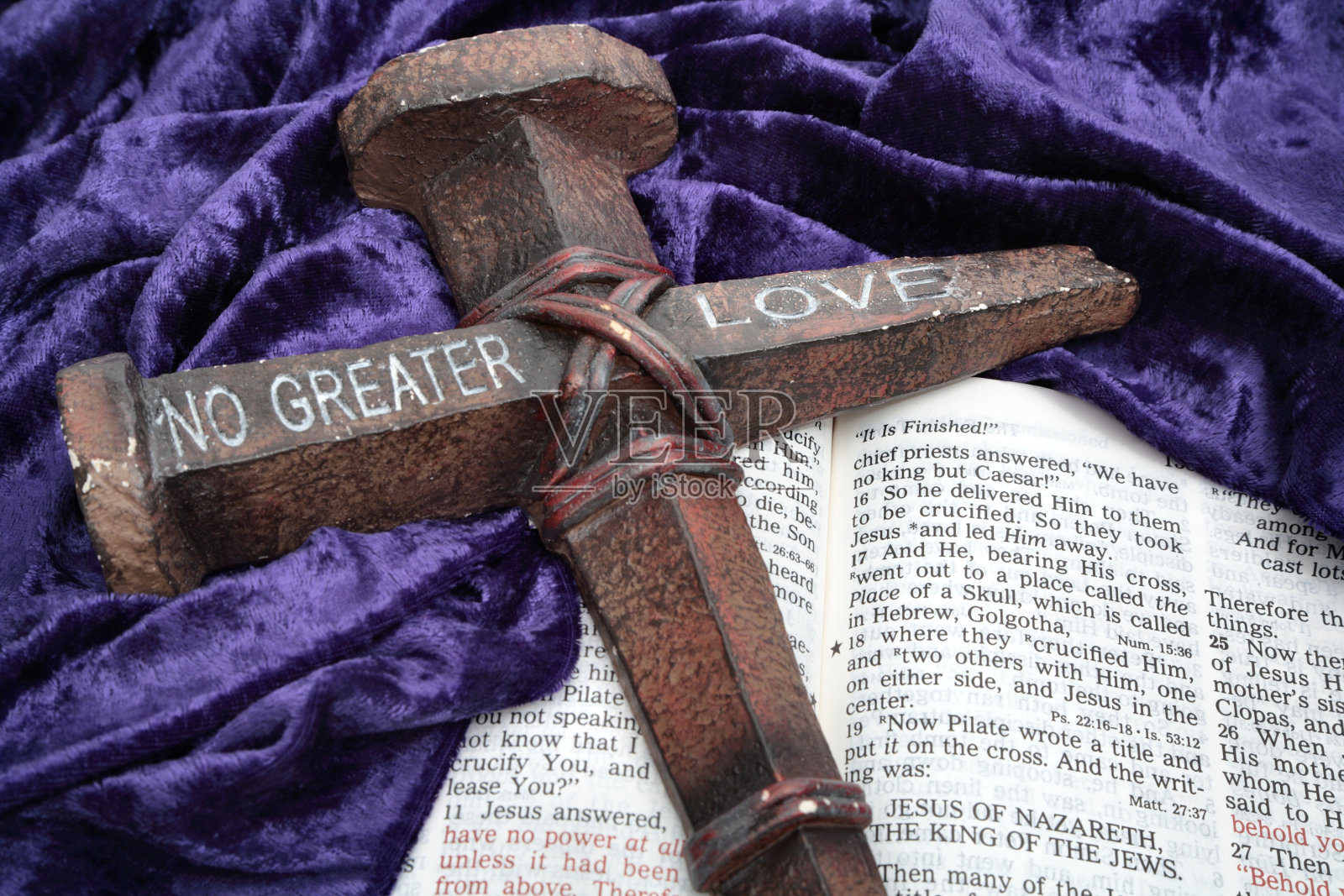 宗教：约翰福音中关于复活节的圣经经文与钉子十字架照片摄影图片