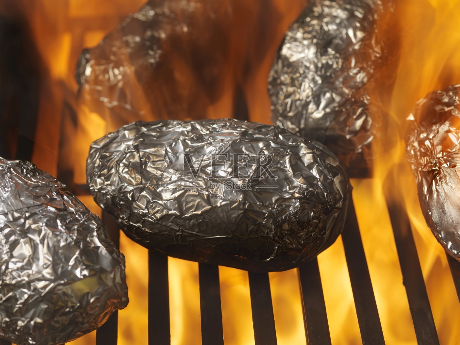 烧烤上的烤土豆照片摄影图片