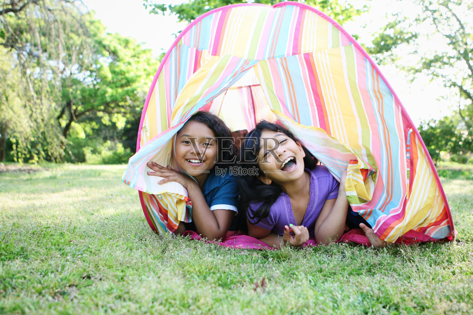 帐篷里的孩子们照片摄影图片