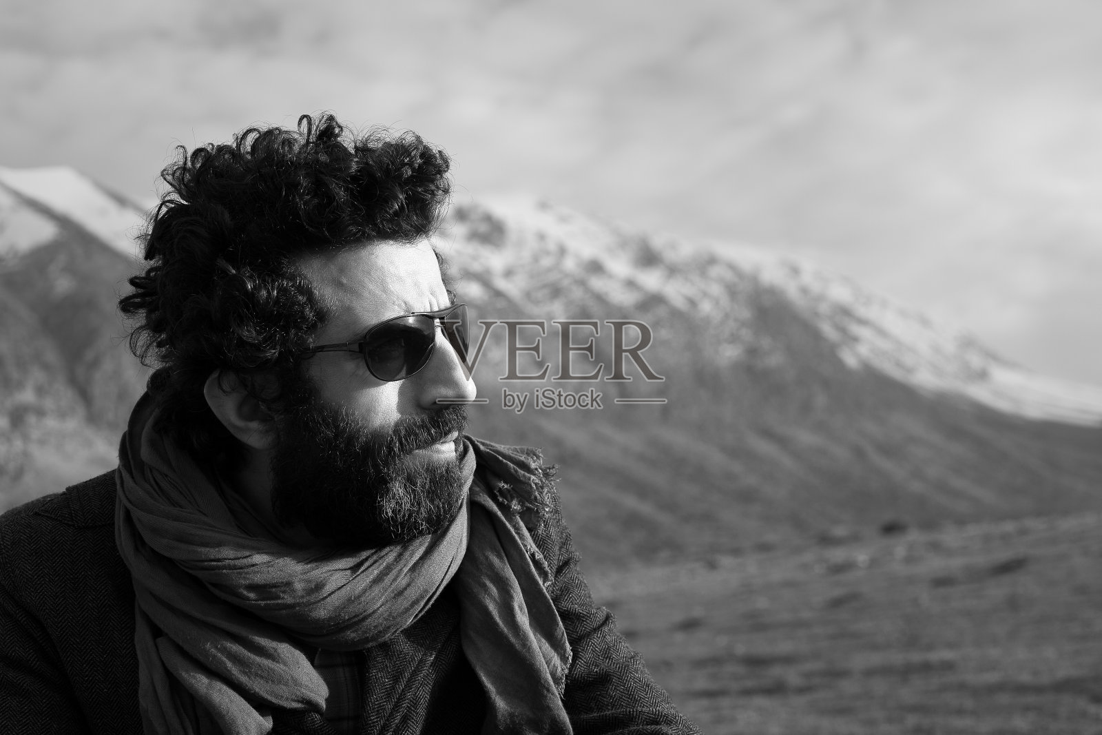 人看了照片摄影图片