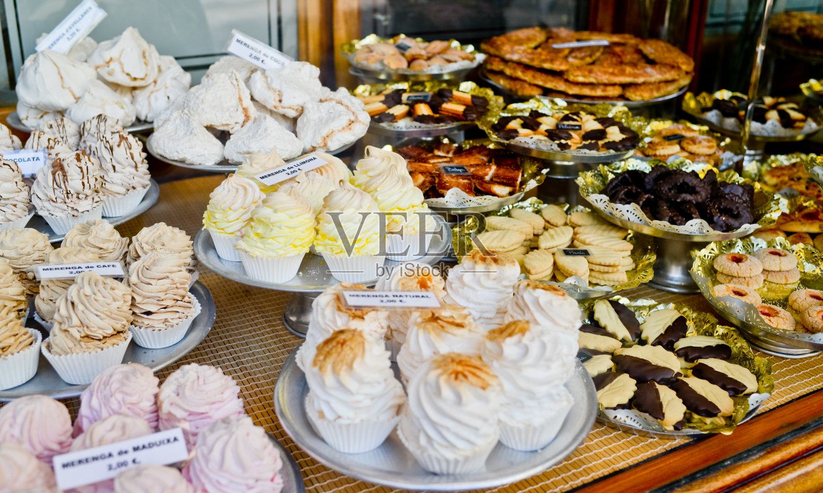 甜品陈列于户外咖啡厅照片摄影图片