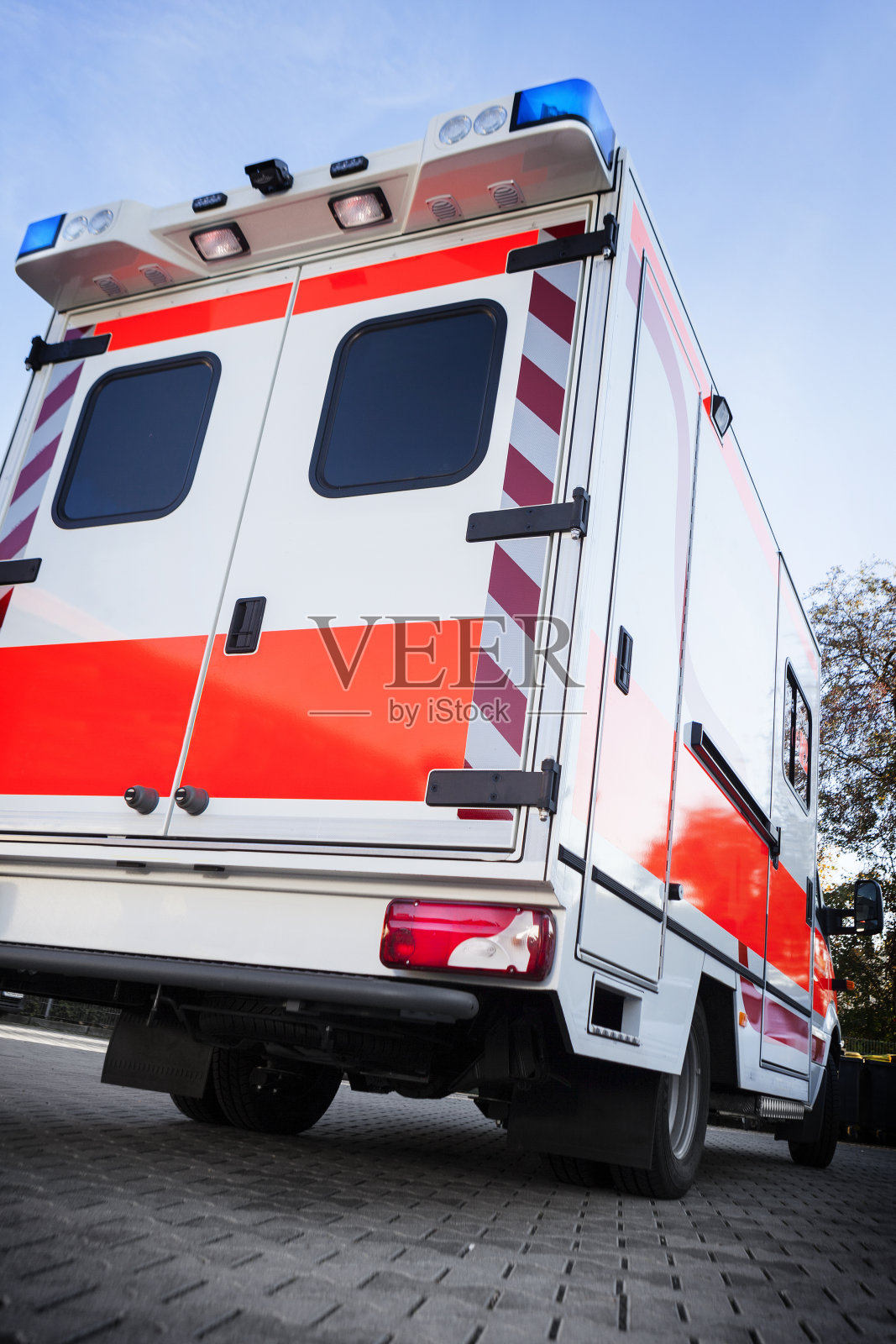 现代救护车，低角度视角照片摄影图片