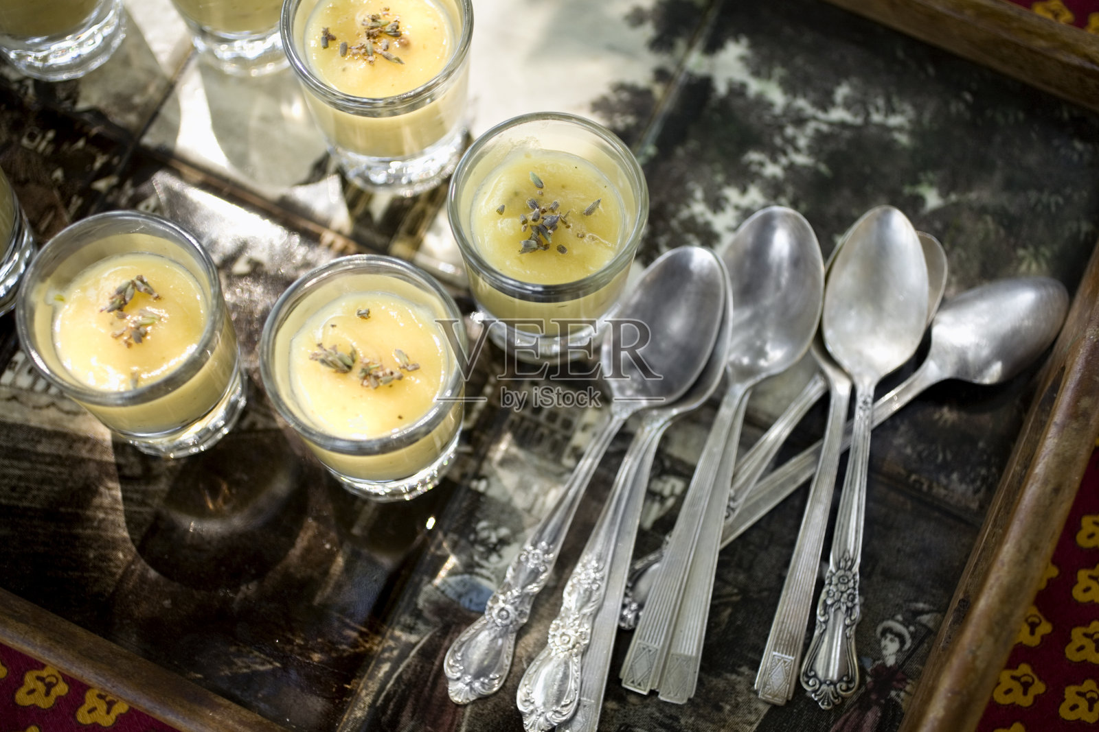 小酒杯里的开胃汤照片摄影图片