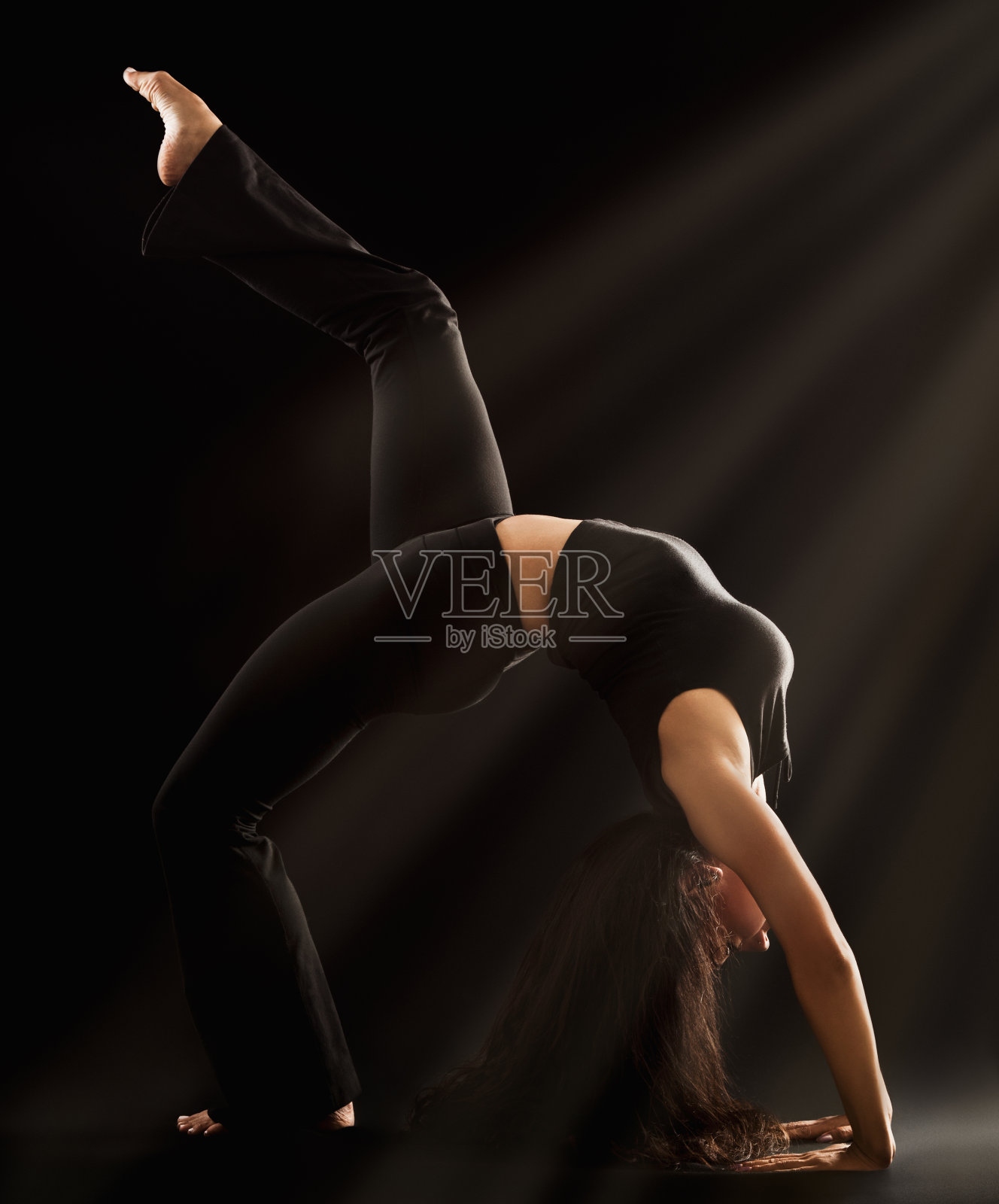 美丽的年轻女子表演充分后屈与腿伸展照片摄影图片