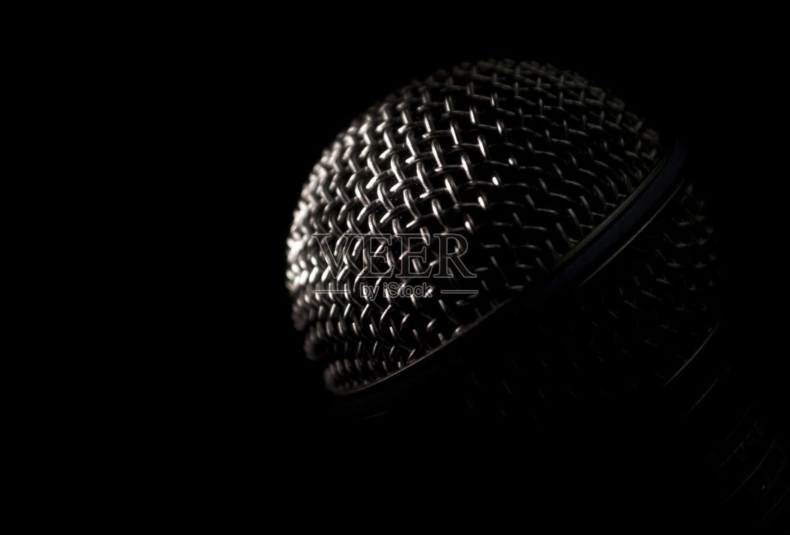 黑暗中的麦克风照片摄影图片