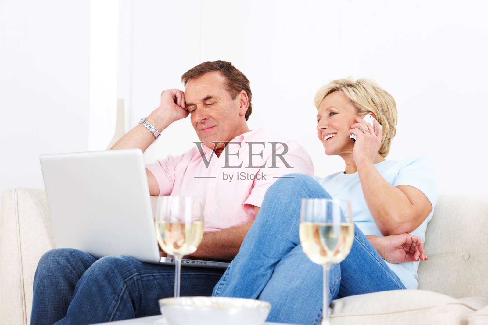 一对成熟的快乐夫妇在休息室里用笔记本电脑照片摄影图片