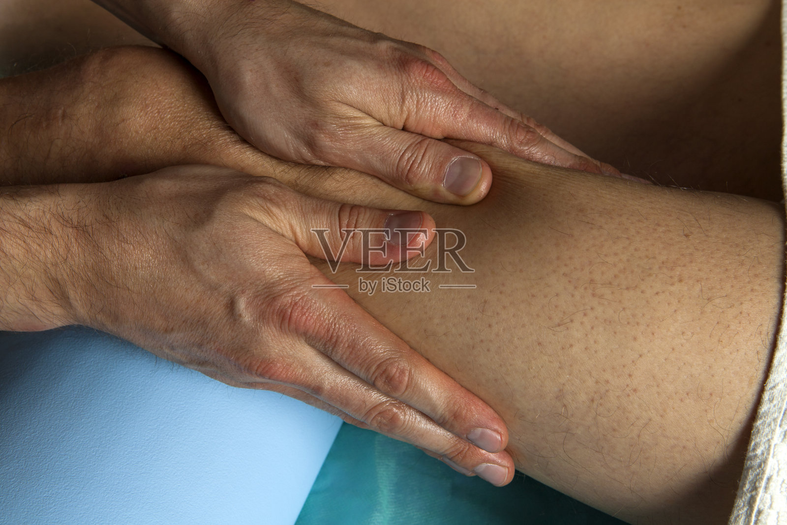 治疗男性膝盖的理疗师照片摄影图片