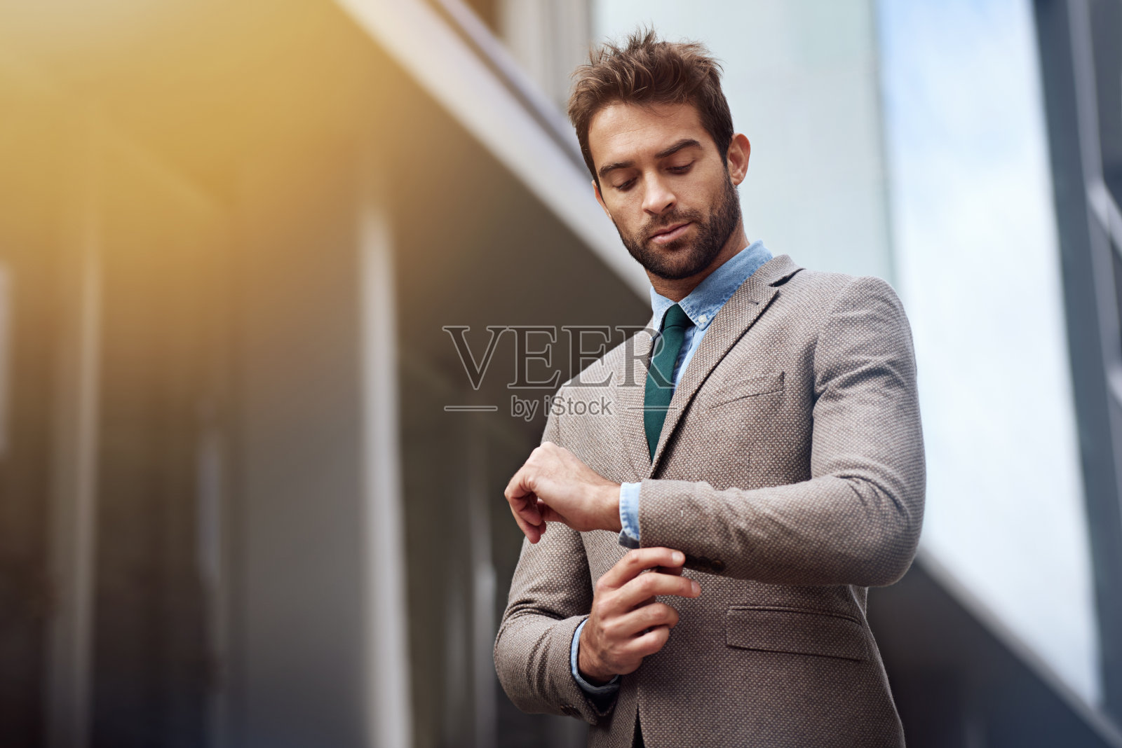 现在是穿西装的季节照片摄影图片