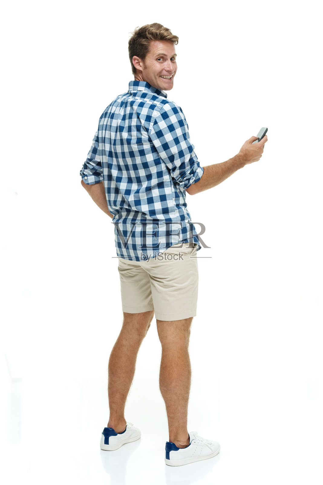 后视图随意男人使用手机照片摄影图片