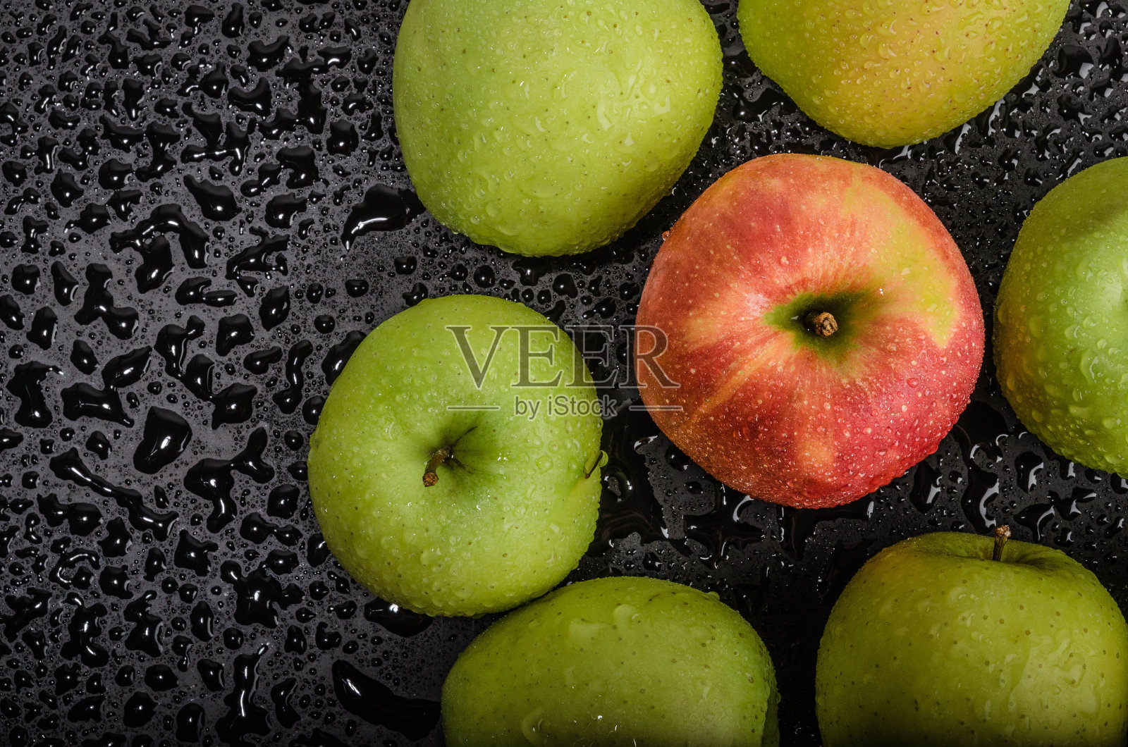 一组苹果在黑色的桌子上照片摄影图片