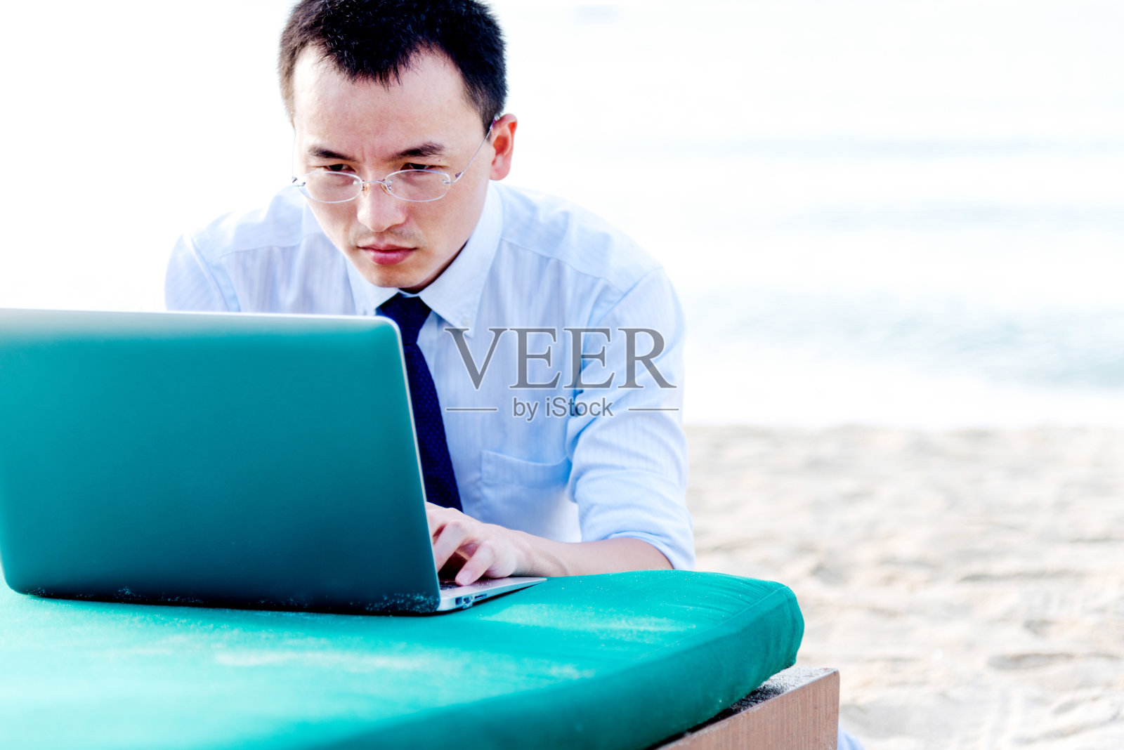 在海滩上工作照片摄影图片