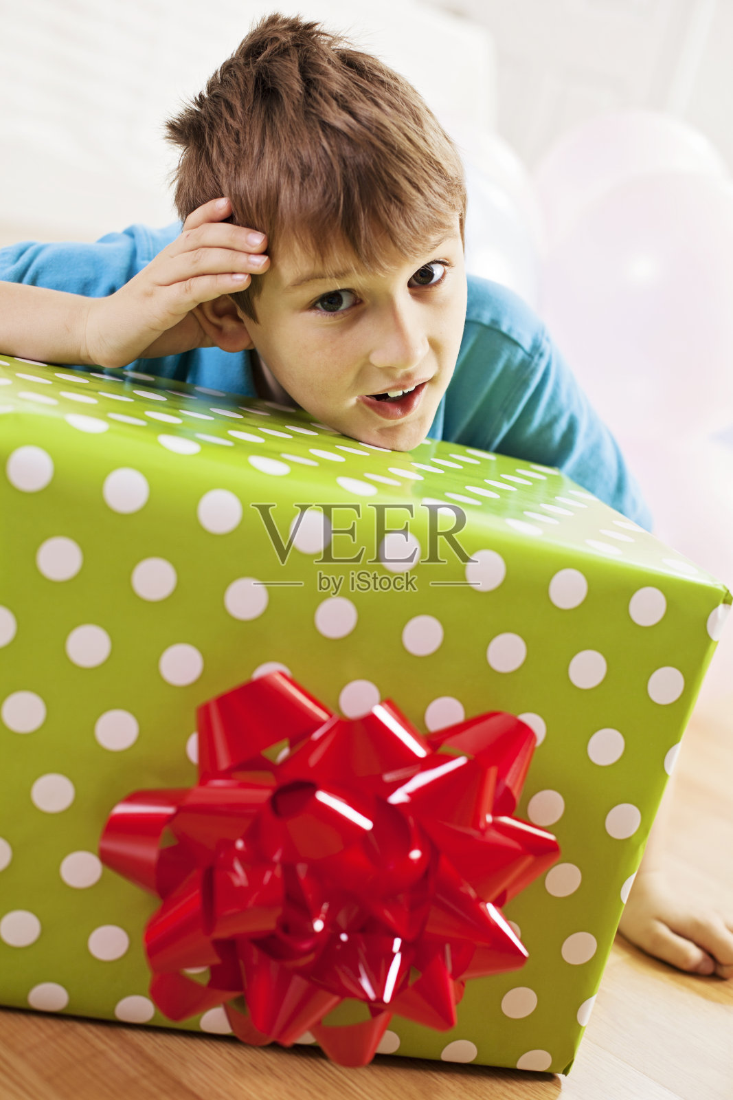 快乐的男孩带着礼物照片摄影图片