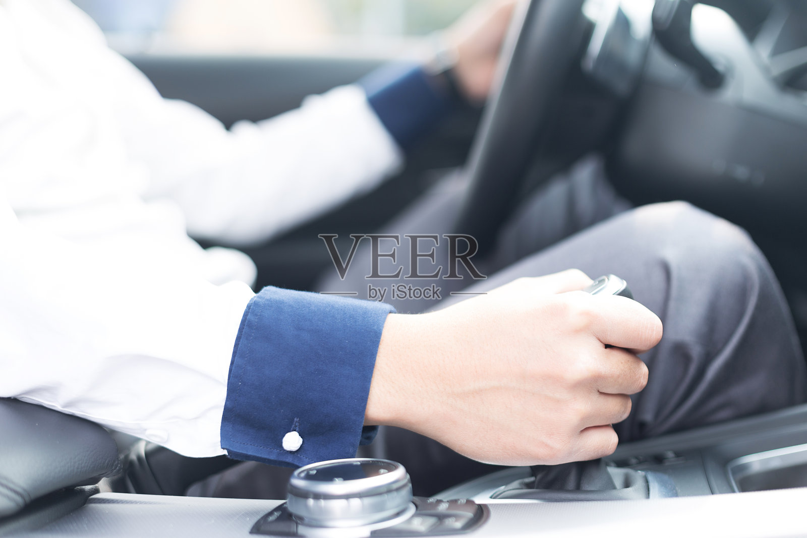 亚洲年轻商人操作汽车换挡照片摄影图片