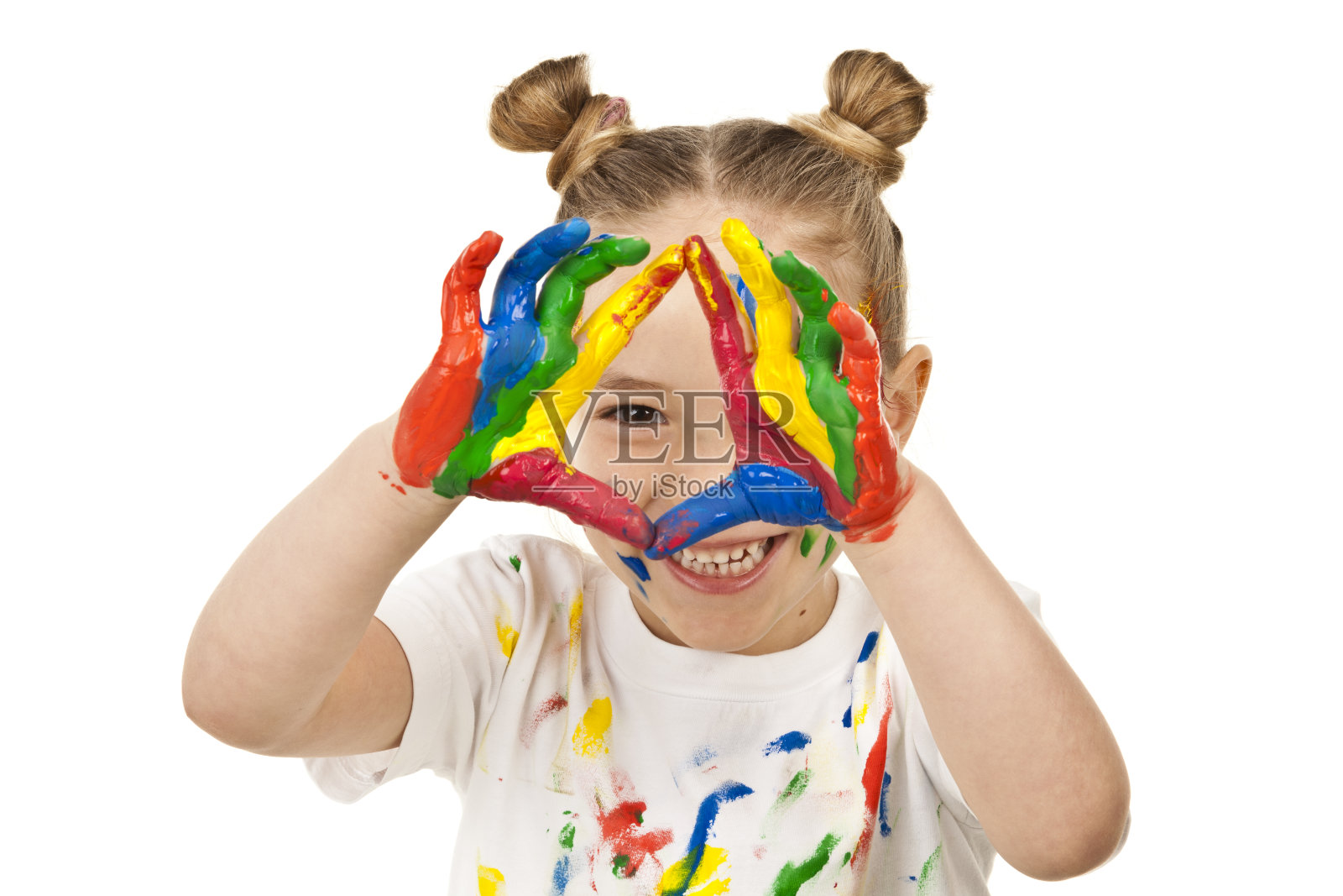 小女孩用涂满颜料的手做鬼脸照片摄影图片