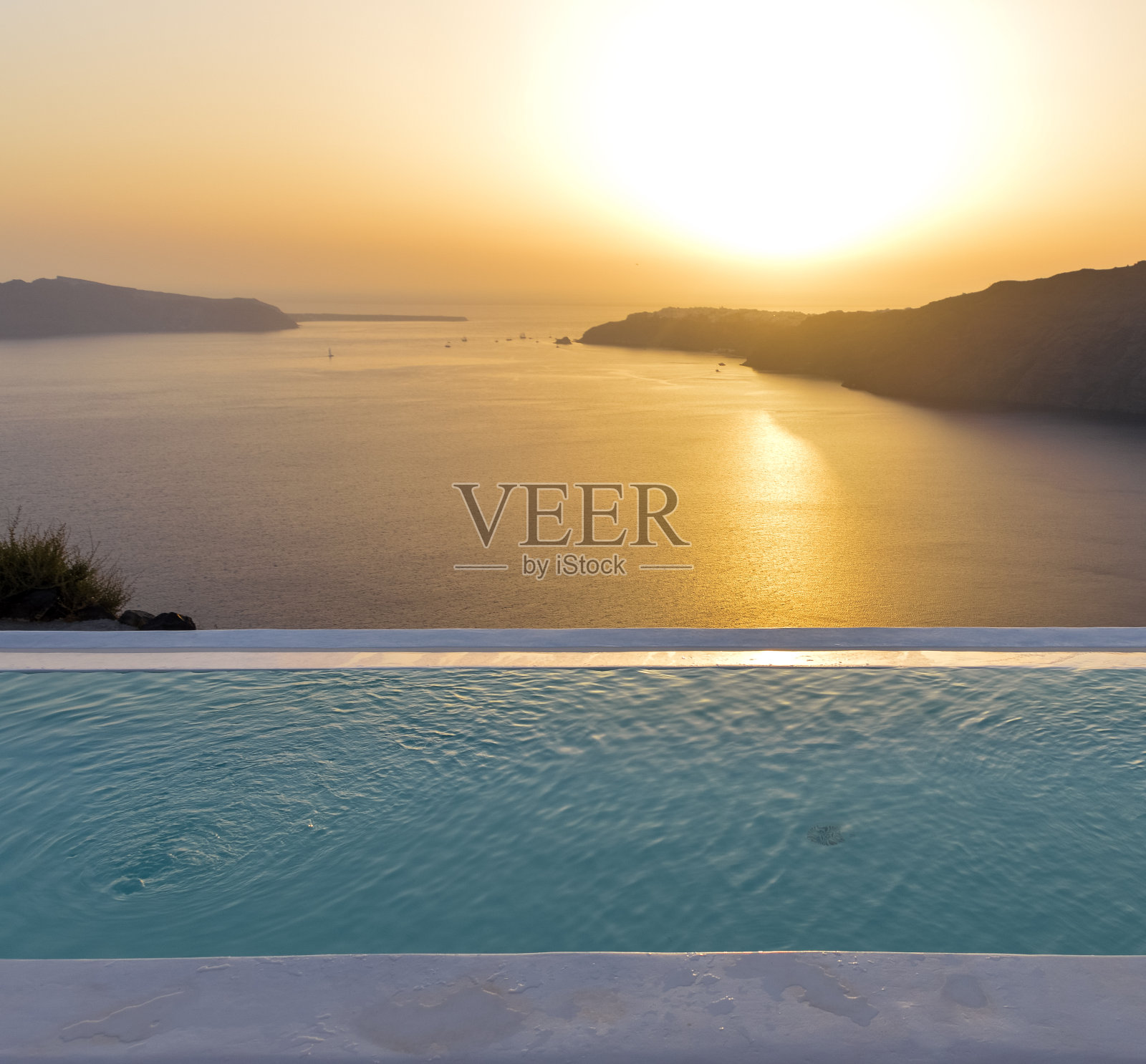 无边泳池俯瞰地中海，圣托里尼，希腊照片摄影图片