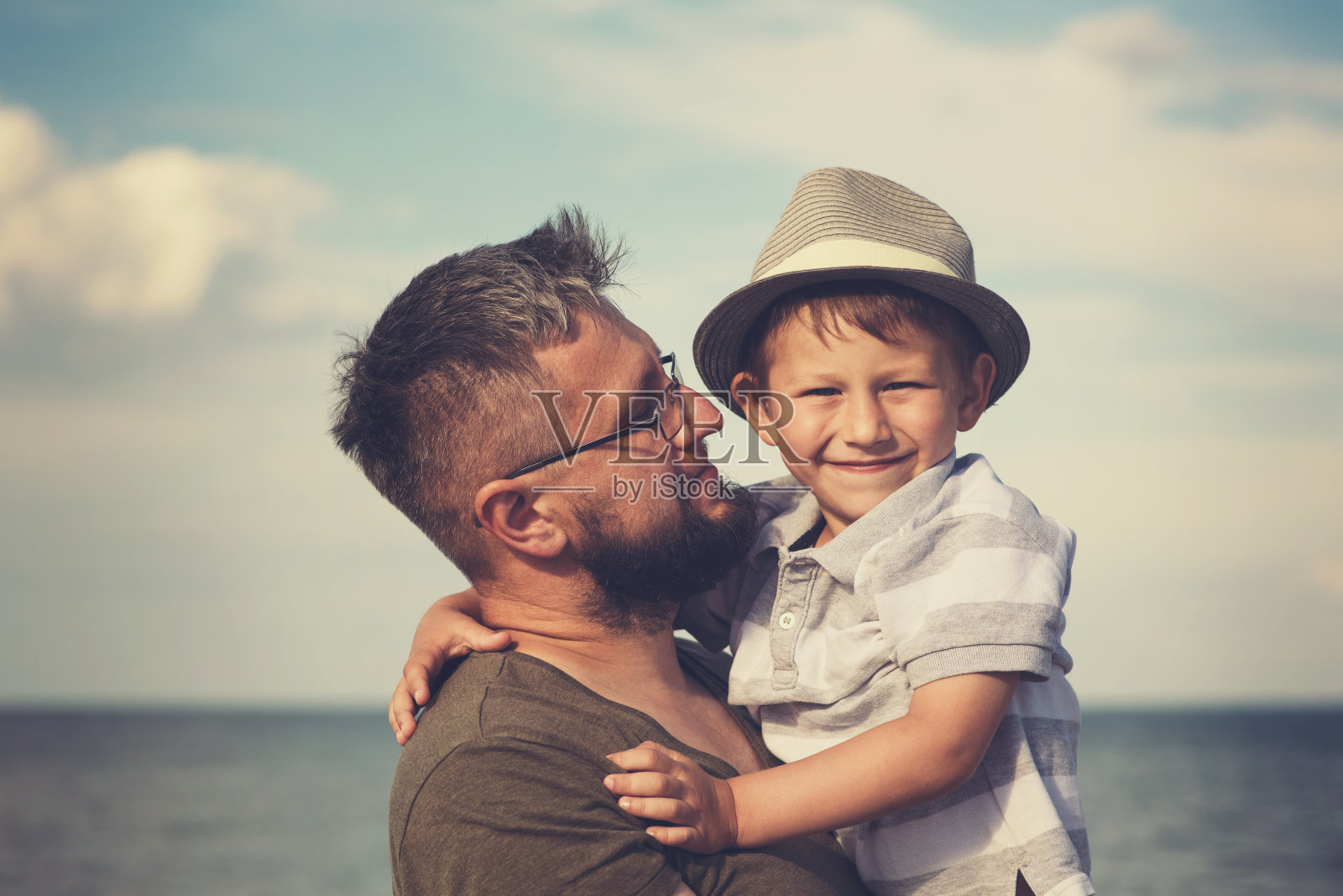 父亲和儿子照片摄影图片