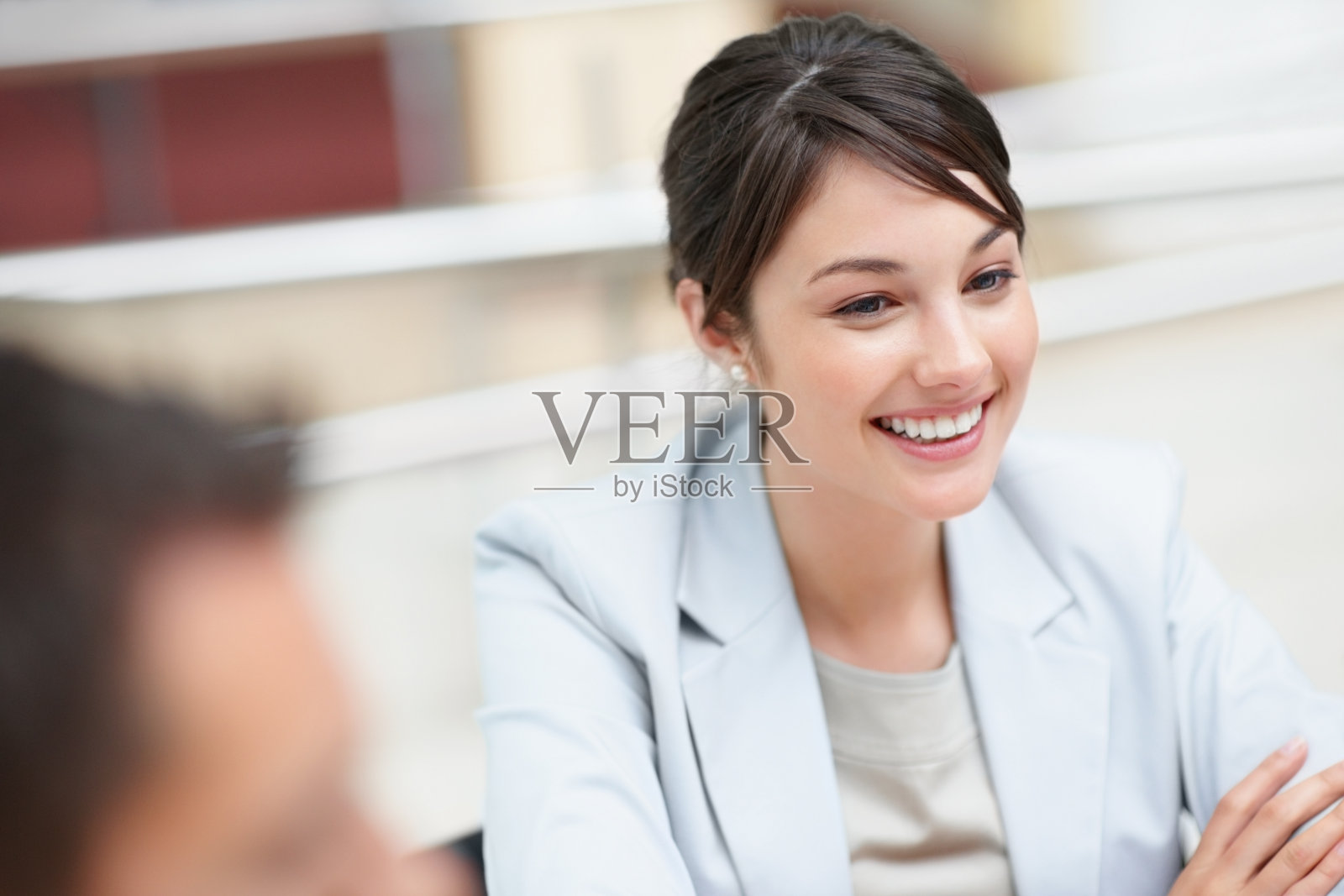 快乐的年轻女商人在开会照片摄影图片