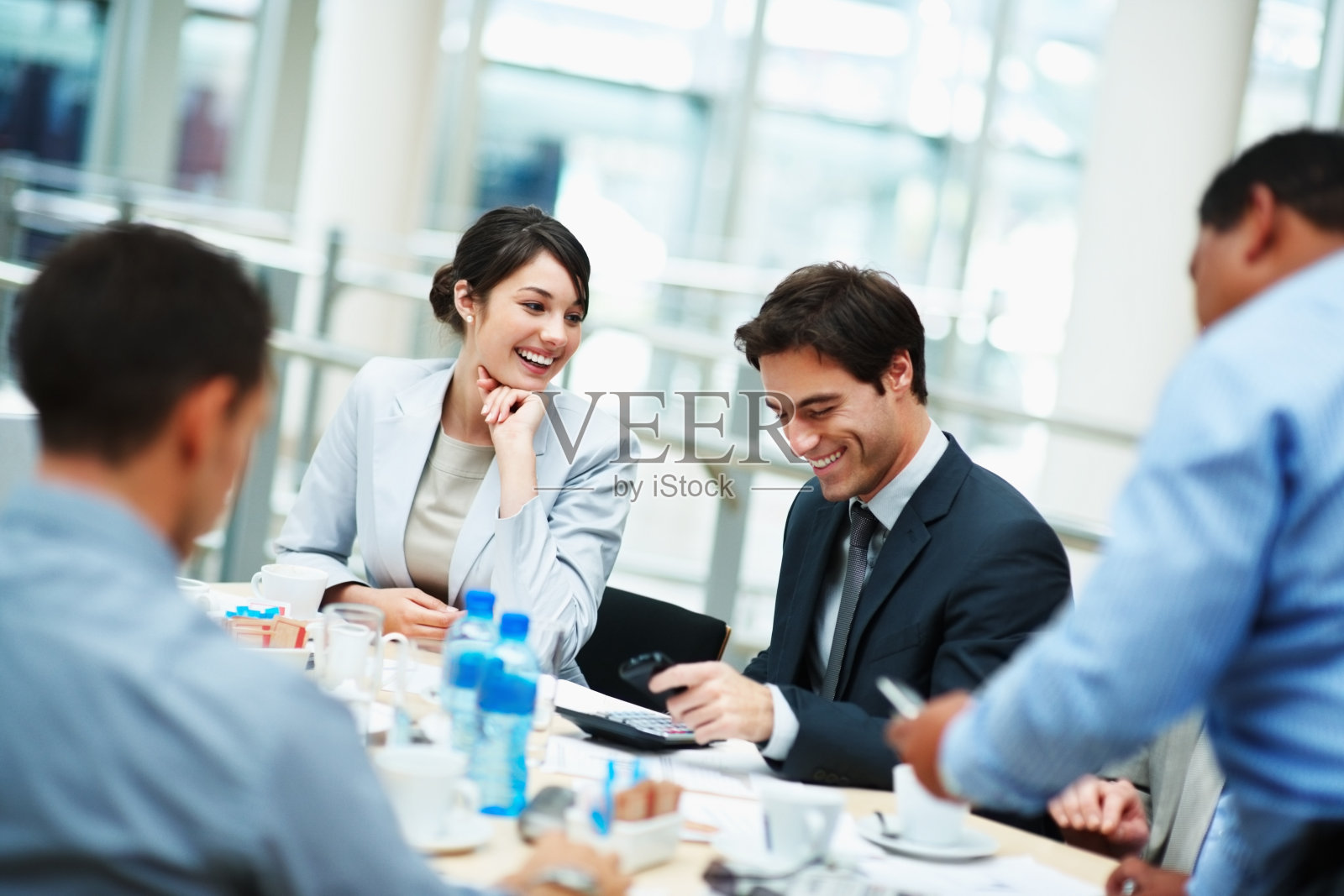 微笑的商务主管坐在会议室开会照片摄影图片