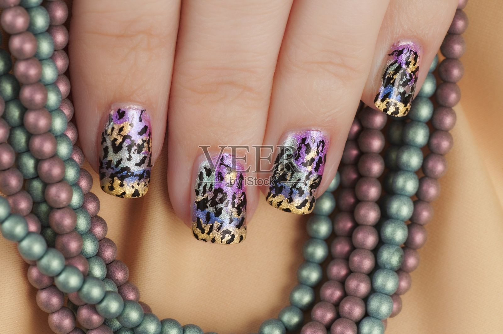 豹纹美甲艺术照片摄影图片