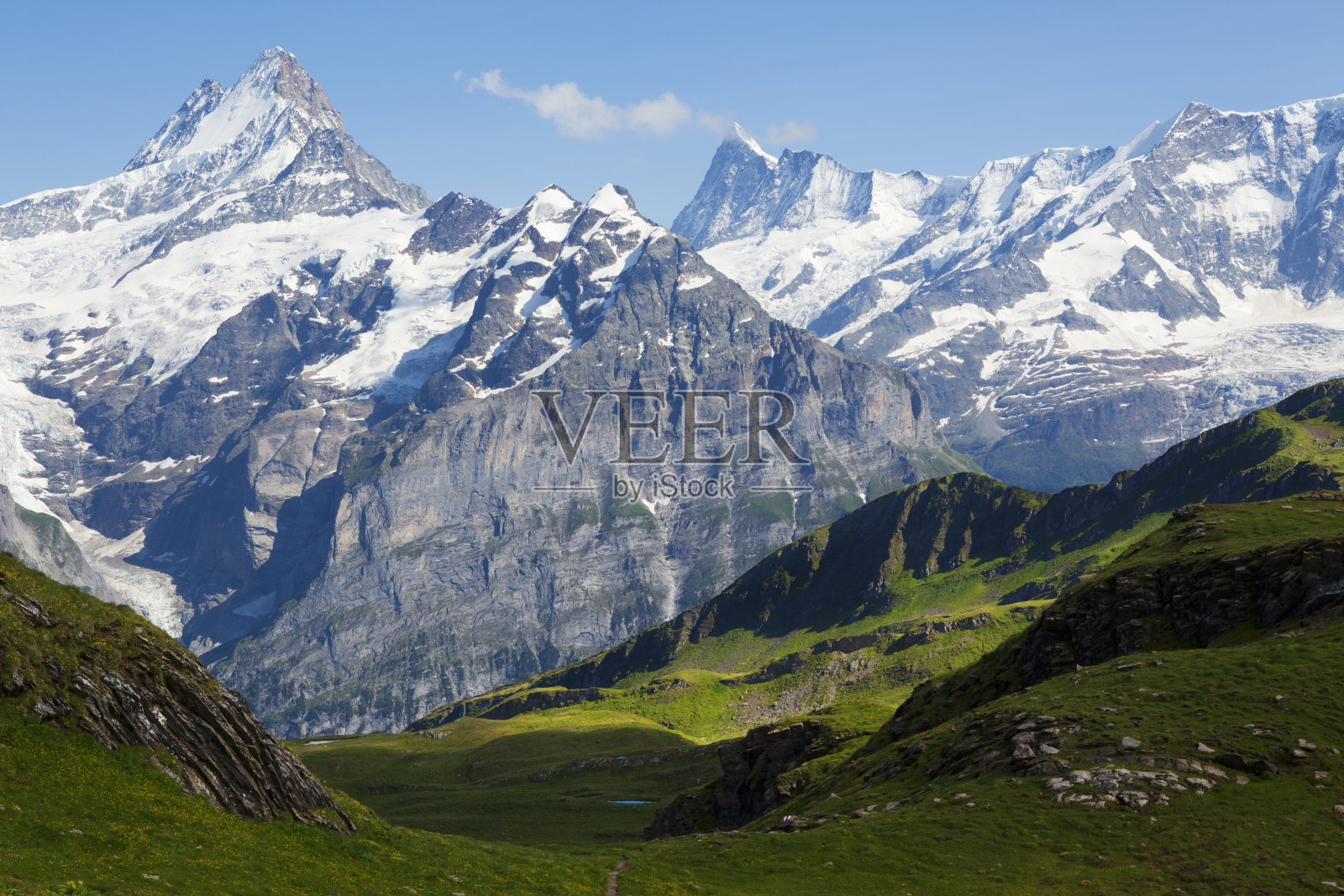 在夏天是一个巨大的山脉照片摄影图片