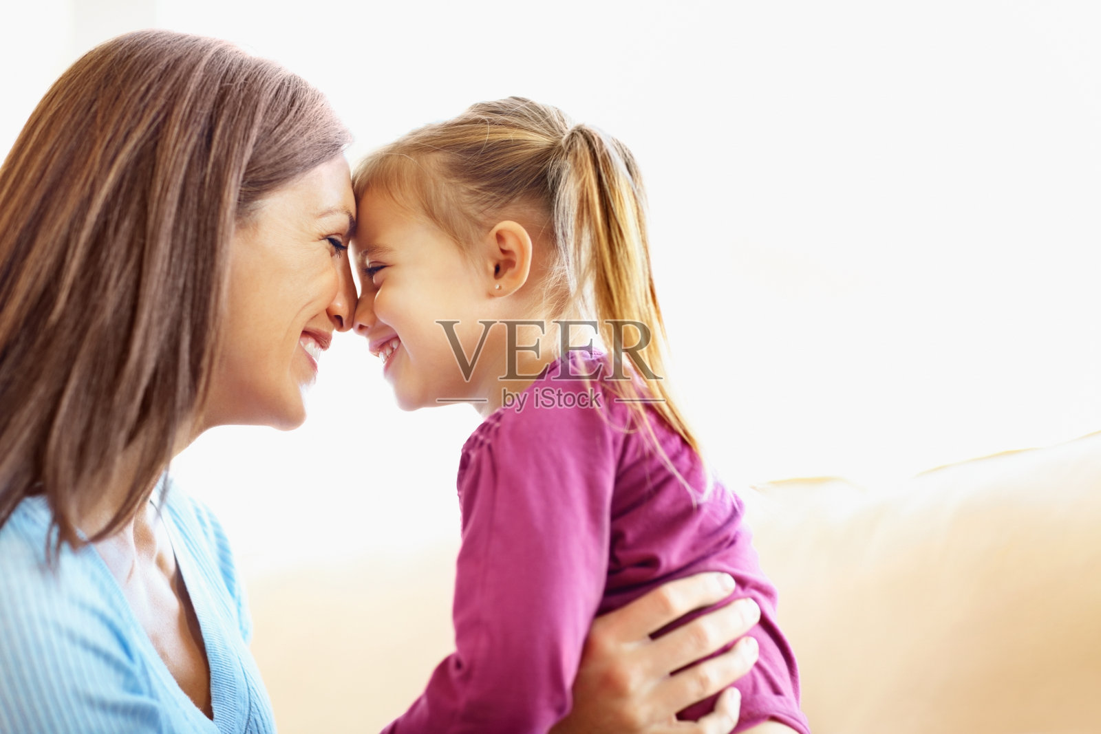 母亲爱她的女儿与复制空间照片摄影图片