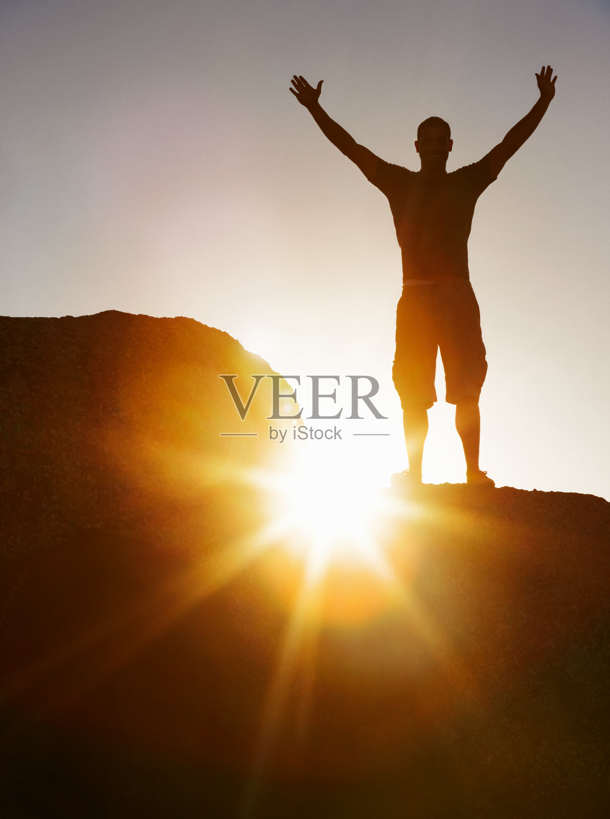 一个男人在日落时享受自由的剪影照片摄影图片