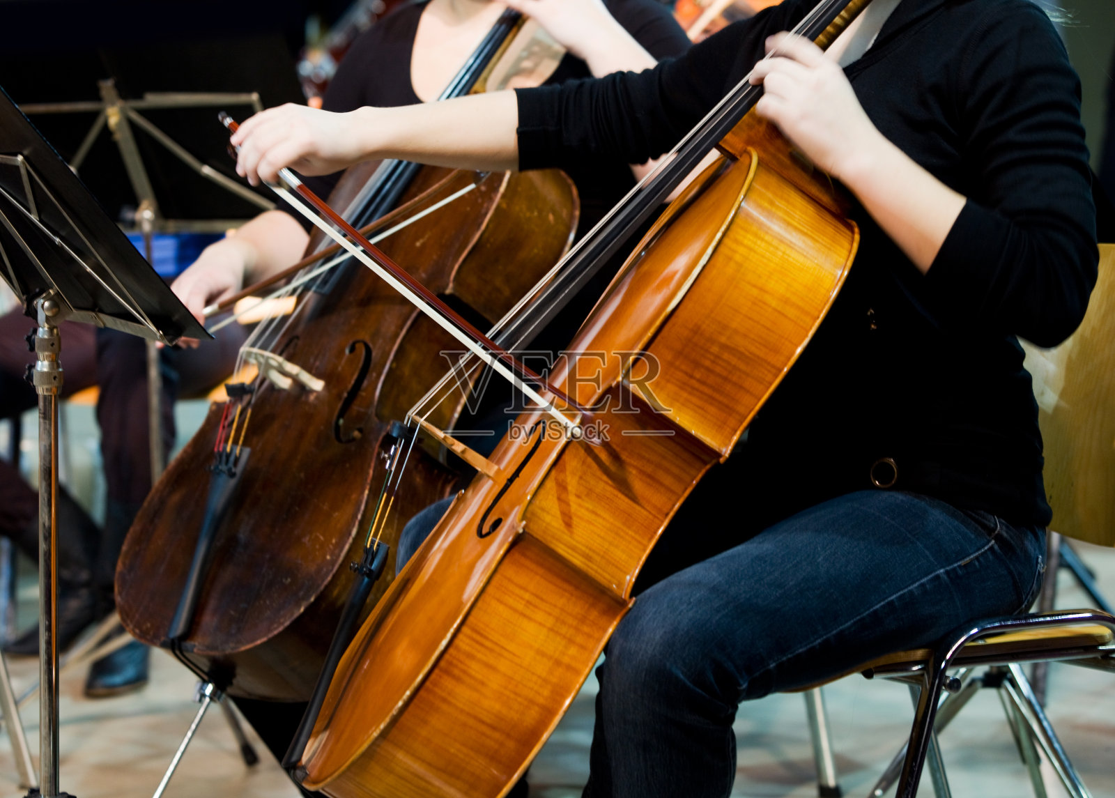 在音乐会上……女性大提琴演奏照片摄影图片