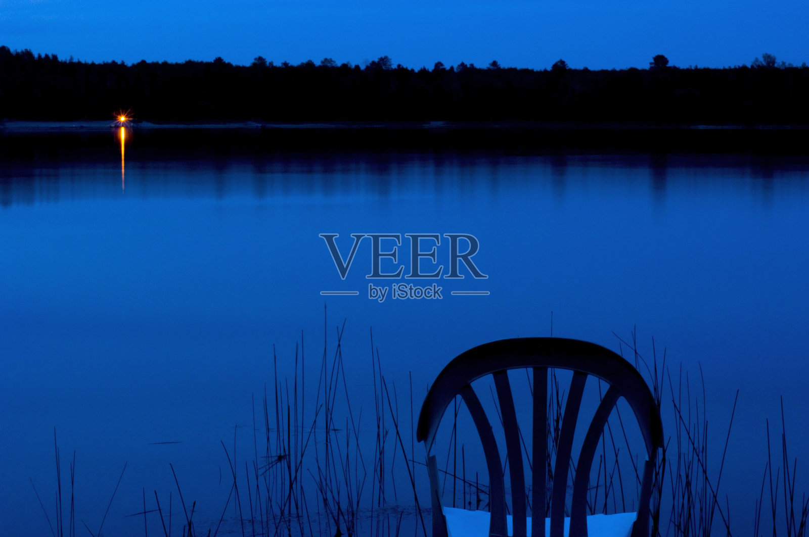 椅子，湖，篝火，黄昏照片摄影图片