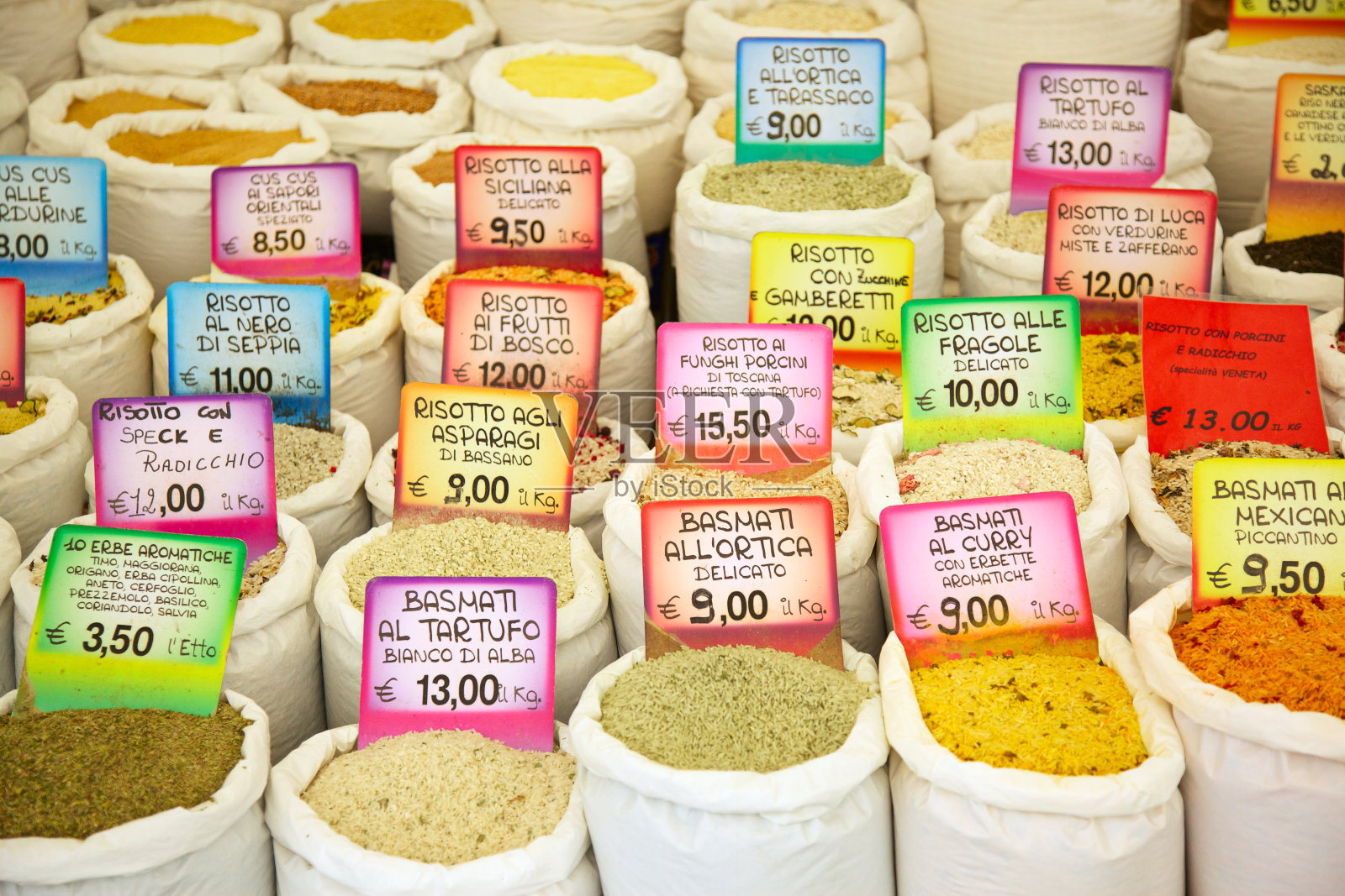 街头市场上的生米饭和调味料照片摄影图片