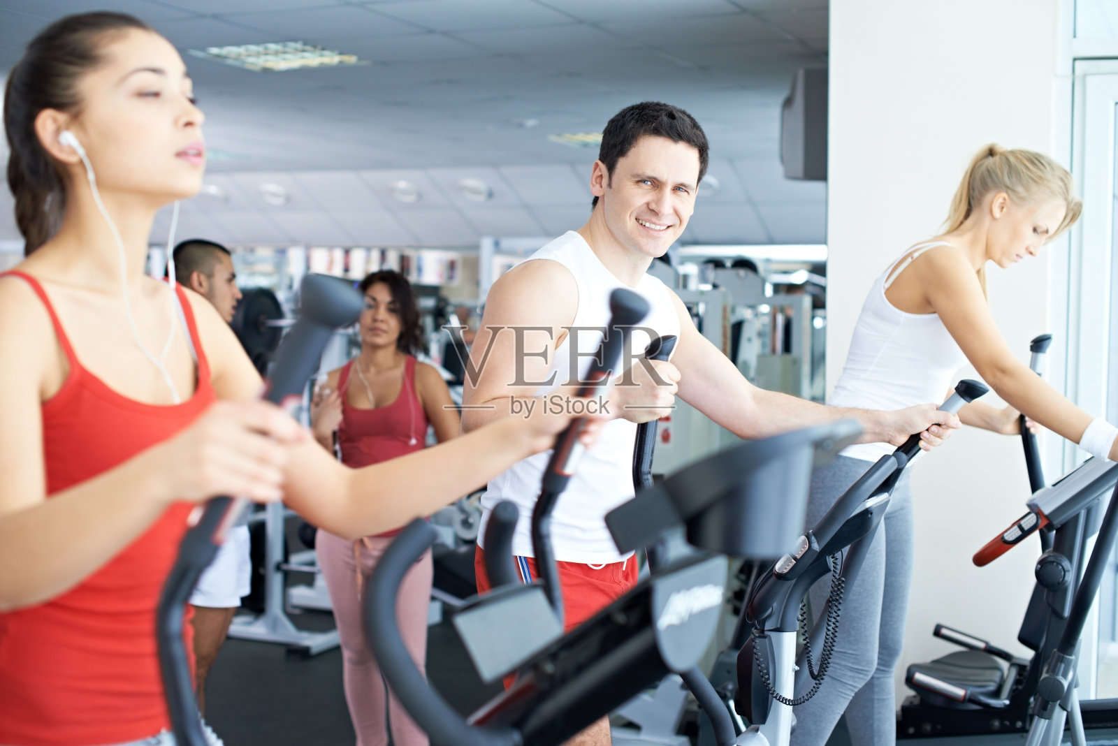 在健身房锻炼照片摄影图片