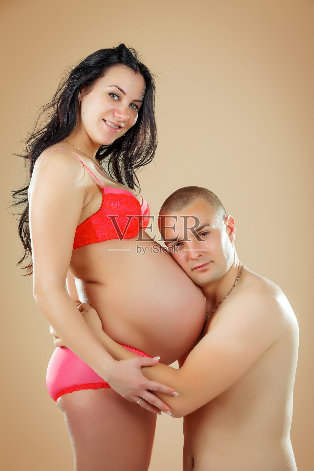 年轻夫妇怀上宝宝照片摄影图片