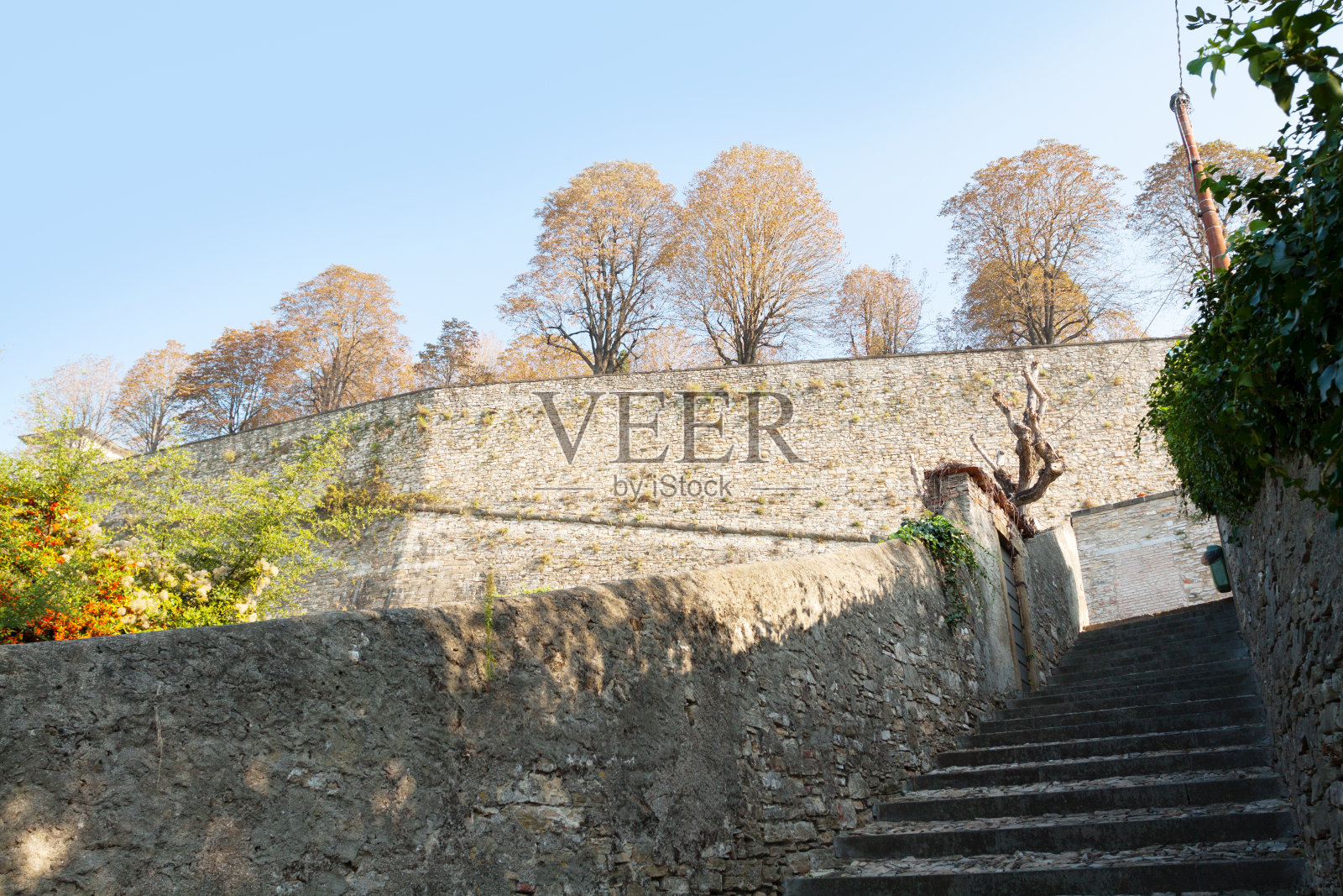 中世纪的城墙下面照片摄影图片