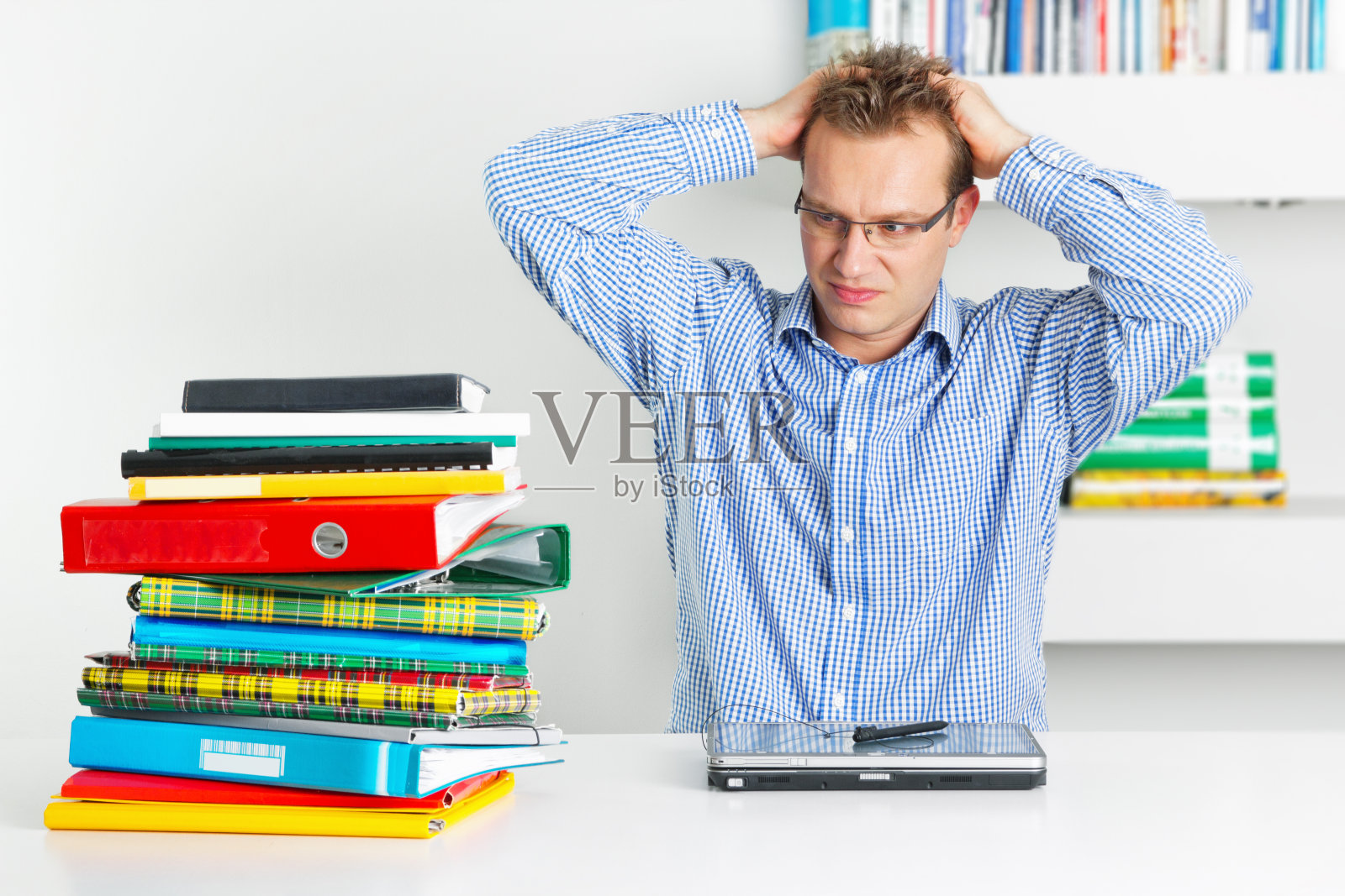 超负荷工作的年轻人照片摄影图片