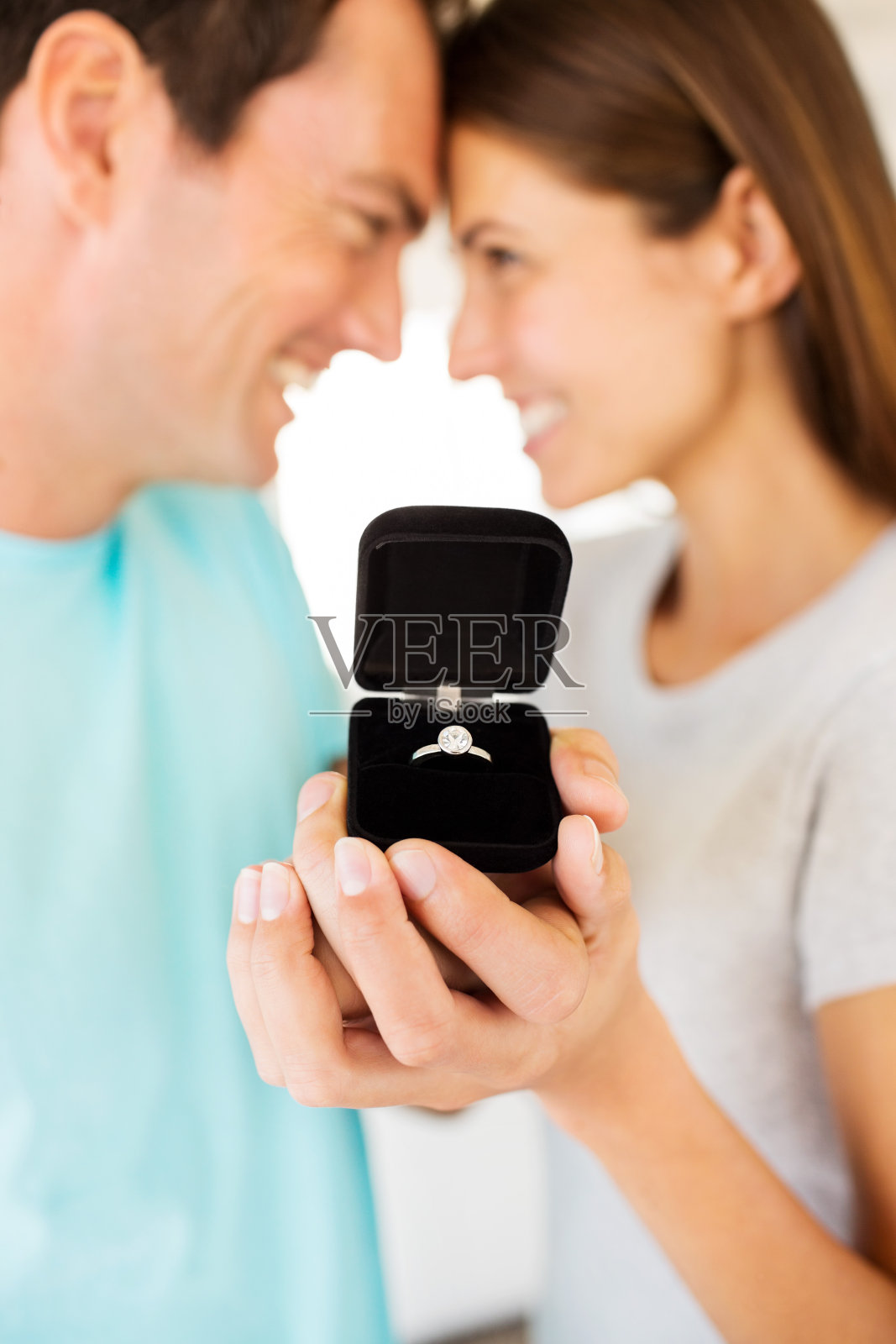 从男友那里收到结婚戒指的女人照片摄影图片