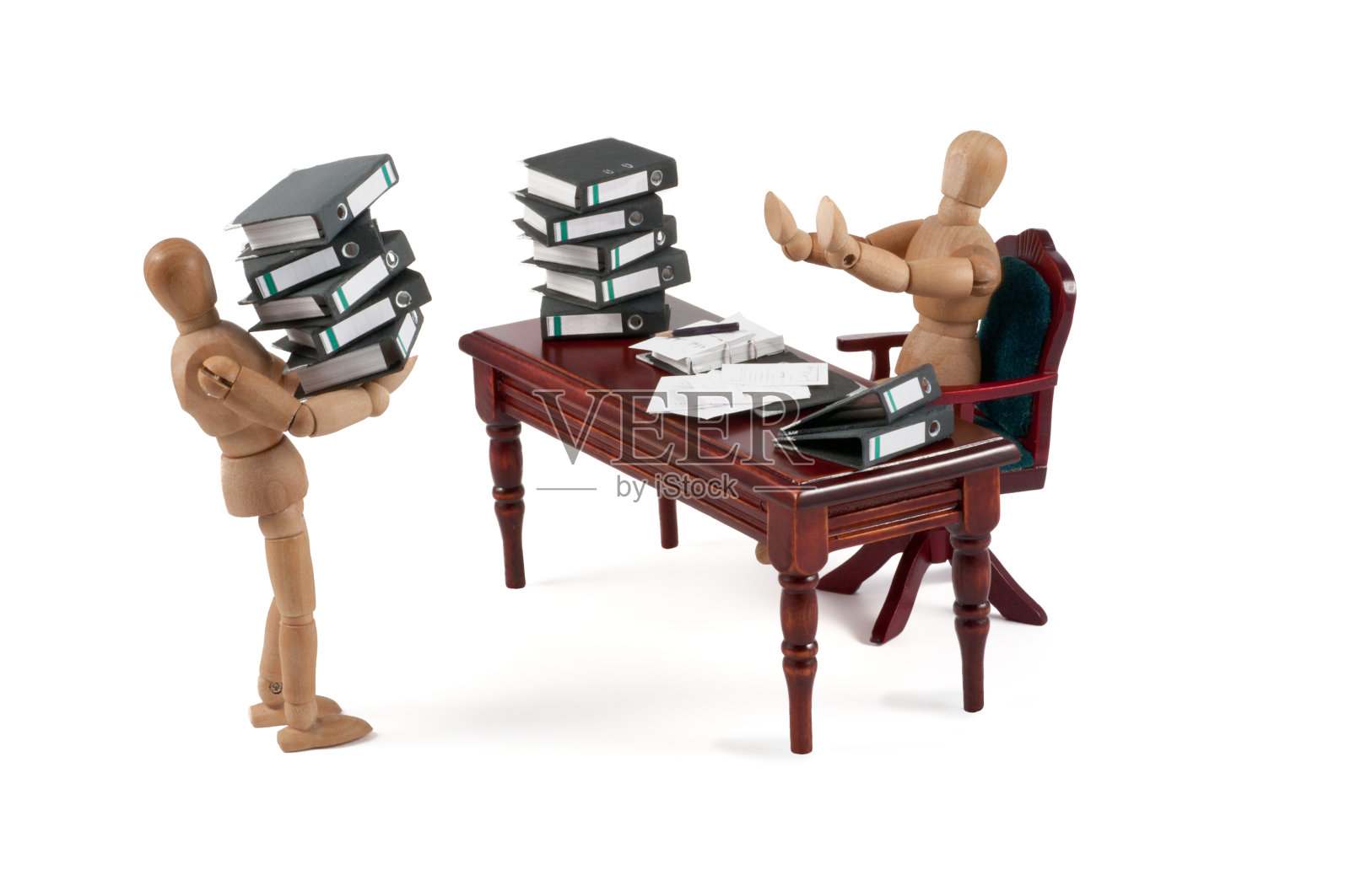不!它够了!-桌子上的木制人体模型照片摄影图片