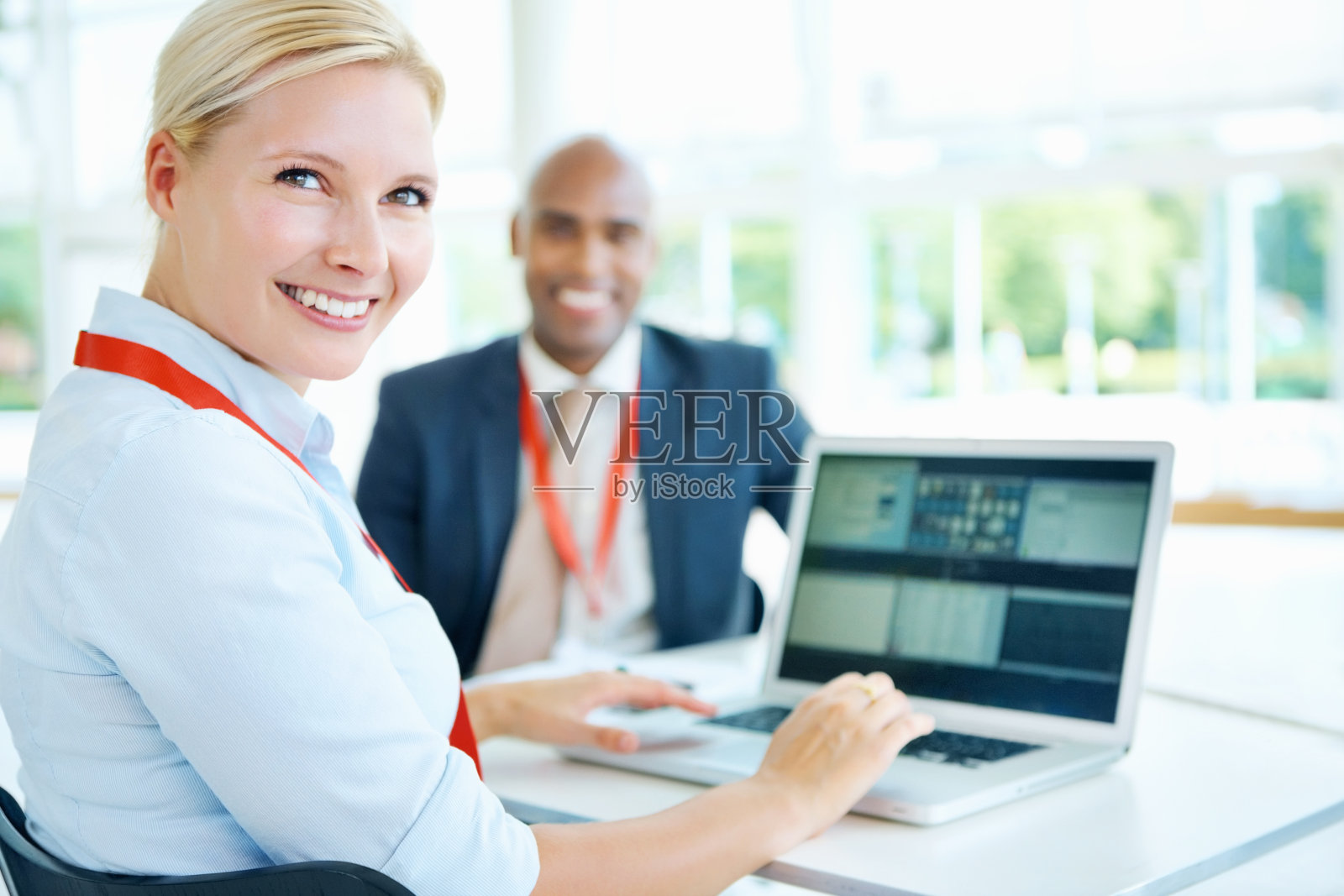 用笔记本电脑工作的女商人照片摄影图片