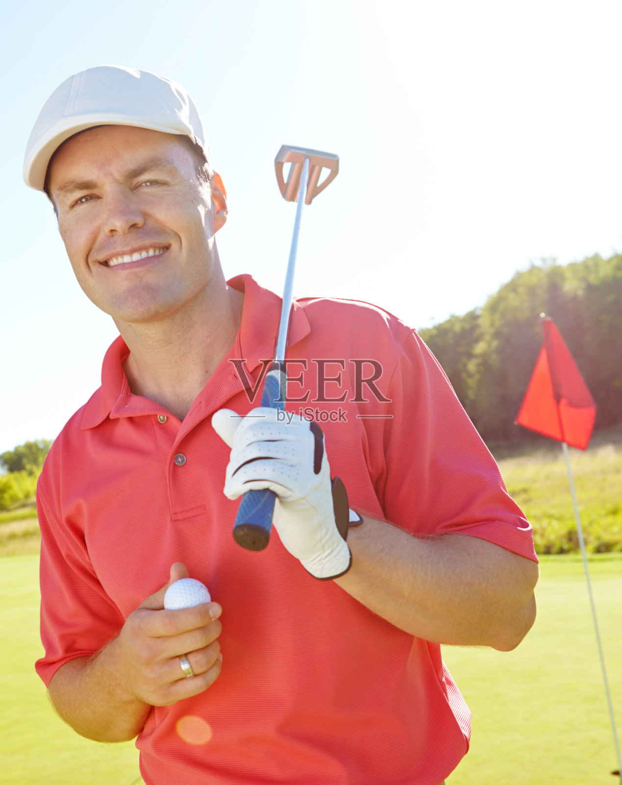英俊的高尔夫球手和他的推杆照片摄影图片