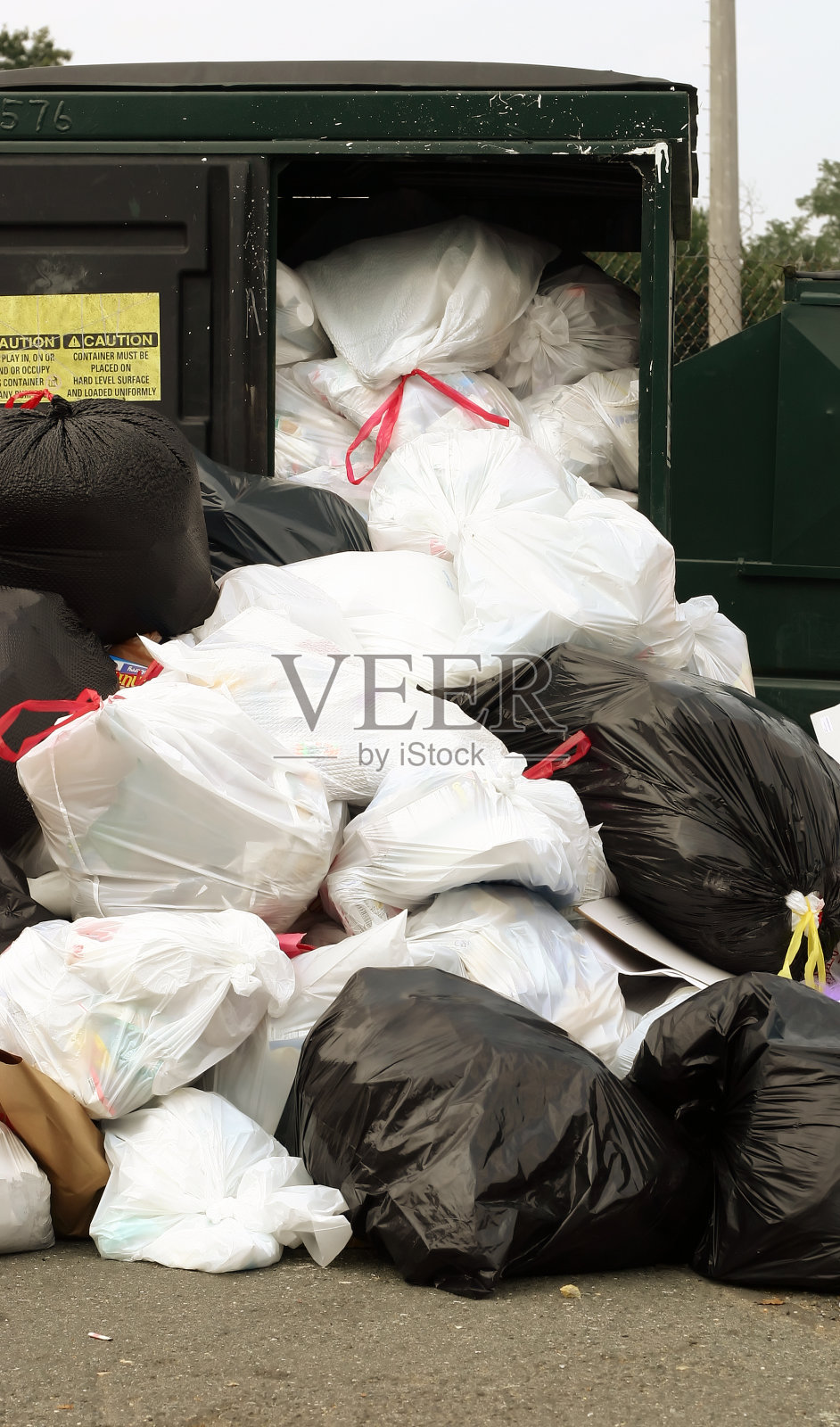 太多的垃圾照片摄影图片