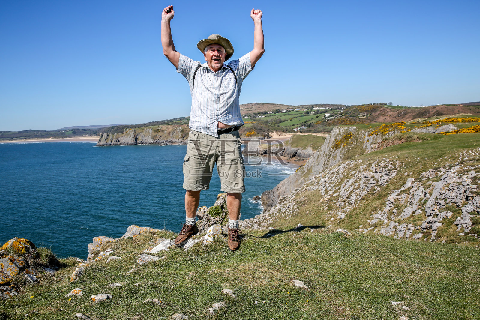 在威尔士徒步旅行的成熟男子照片摄影图片