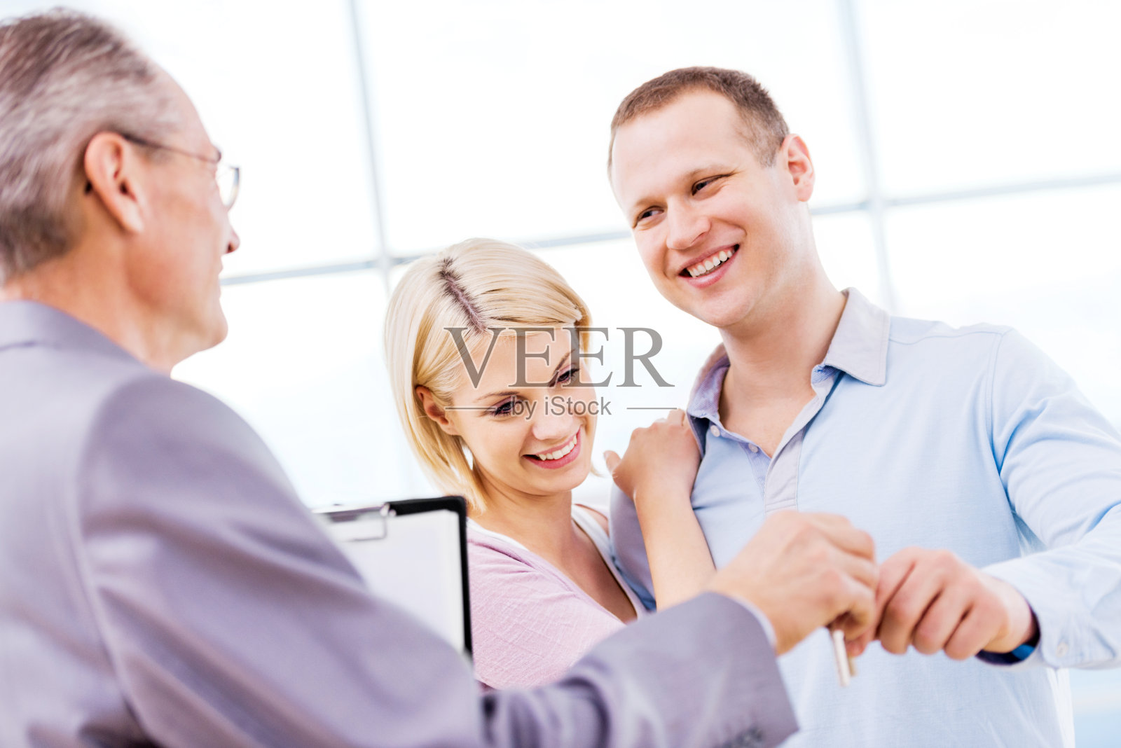 年轻夫妇买房子。照片摄影图片