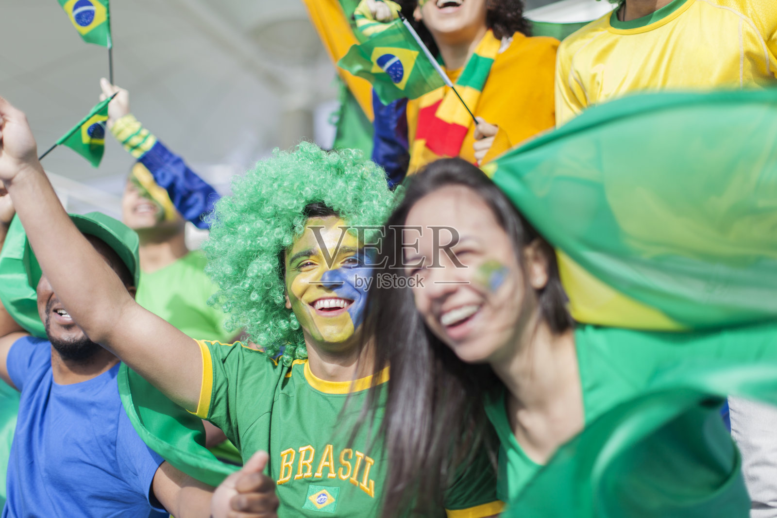 一群快乐的球迷在观看巴西的比赛。照片摄影图片